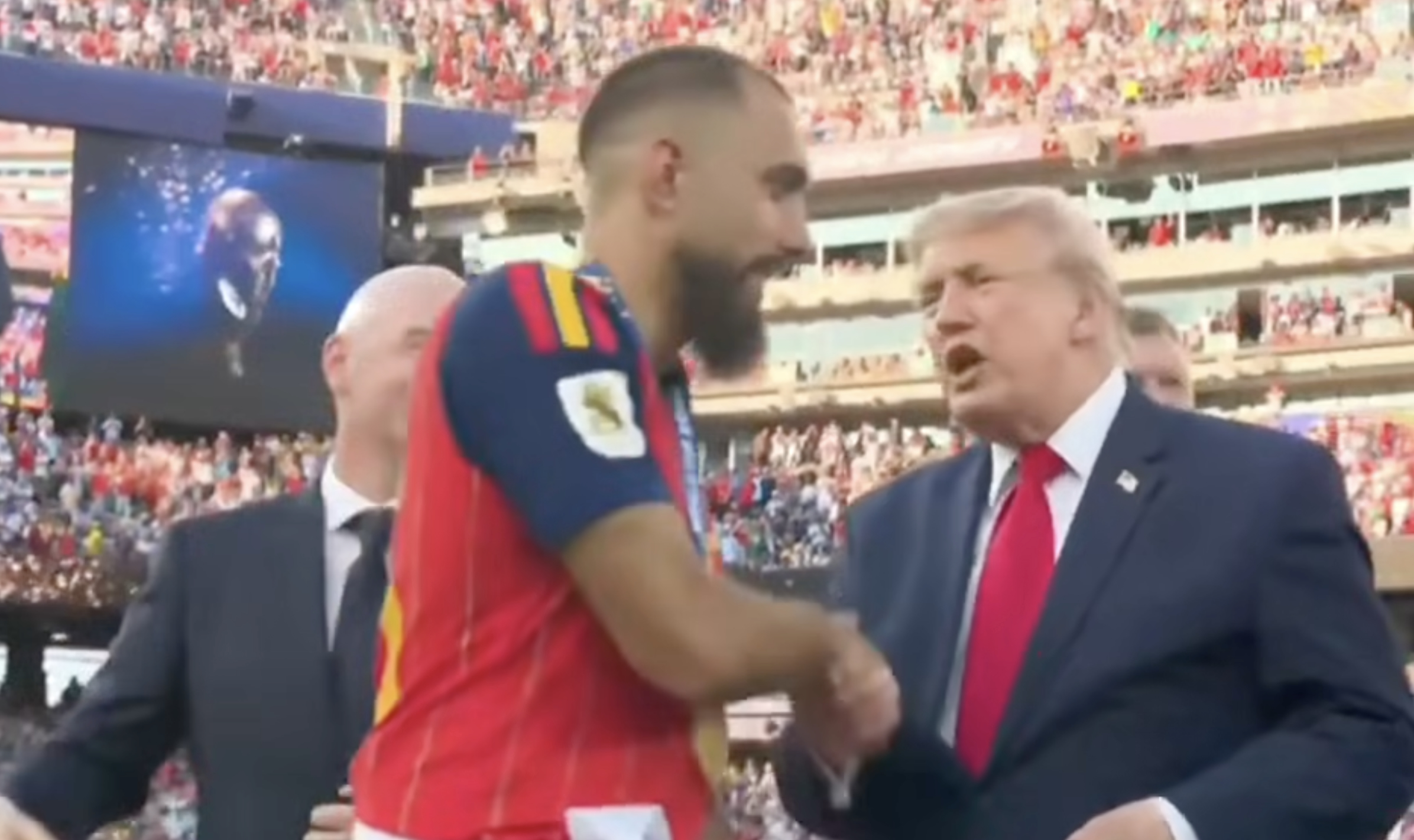 Nawet nie popatrzył w oczy Trumpowi. Hiszpania dumna z piłkarza