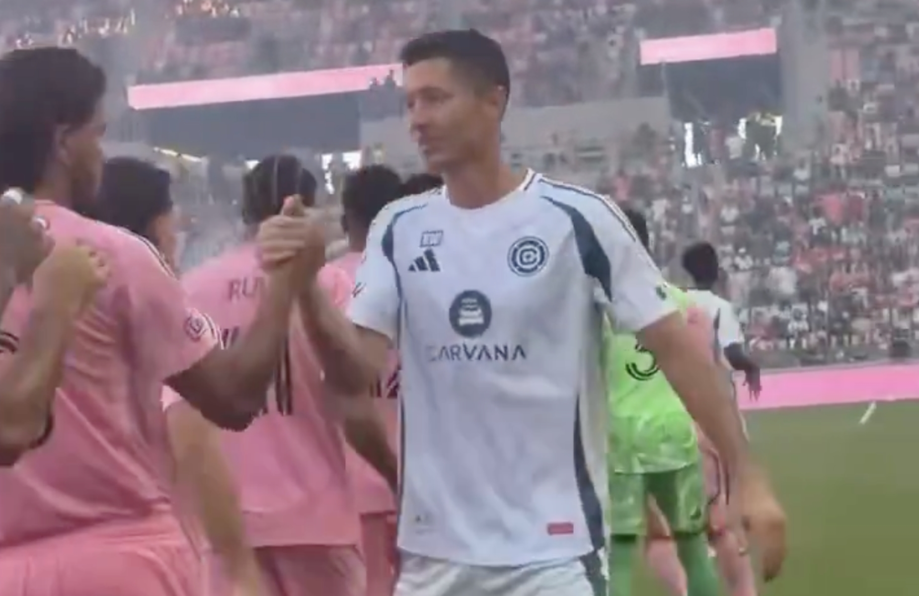 Tak powitano Lewandowskiego. Nagranie obiegło sieć