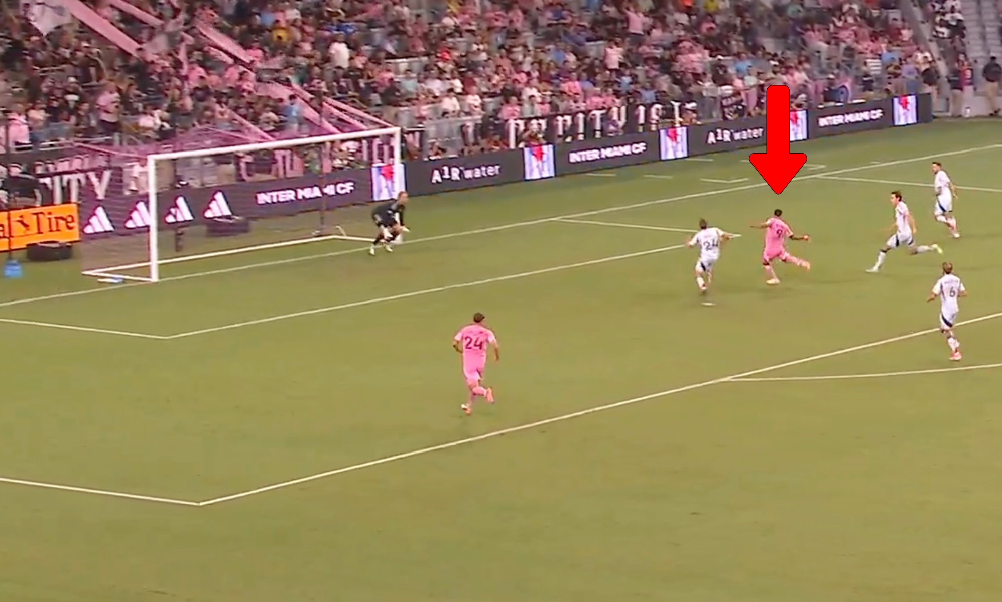 Suárez Steals the Show as Lewandowski's Chicago Debut Overshadowed