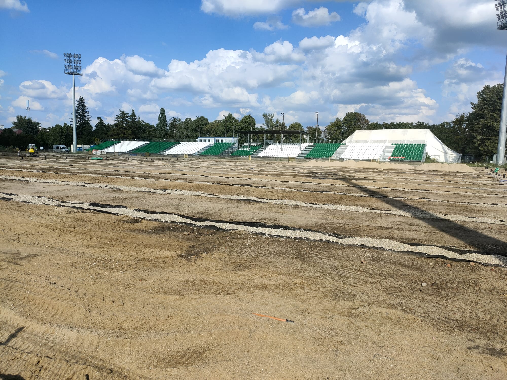Tak w tej chwili wygląda stadion Warty Poznań. realizowane są prace remontowe (foto)