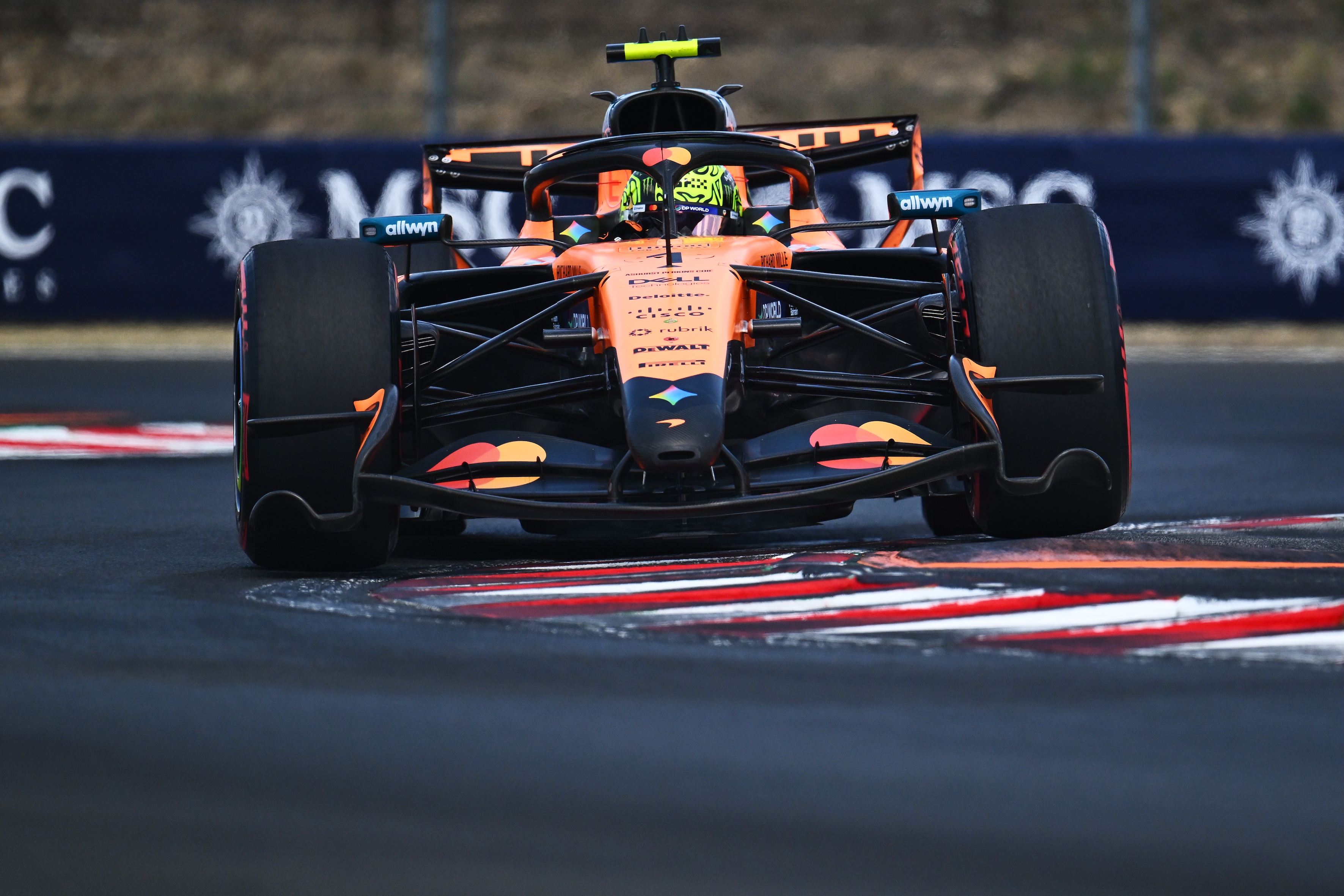 Koniec zwycięskiej passy Mercedesa w F1. Hamilton przegrał o 0,012 s