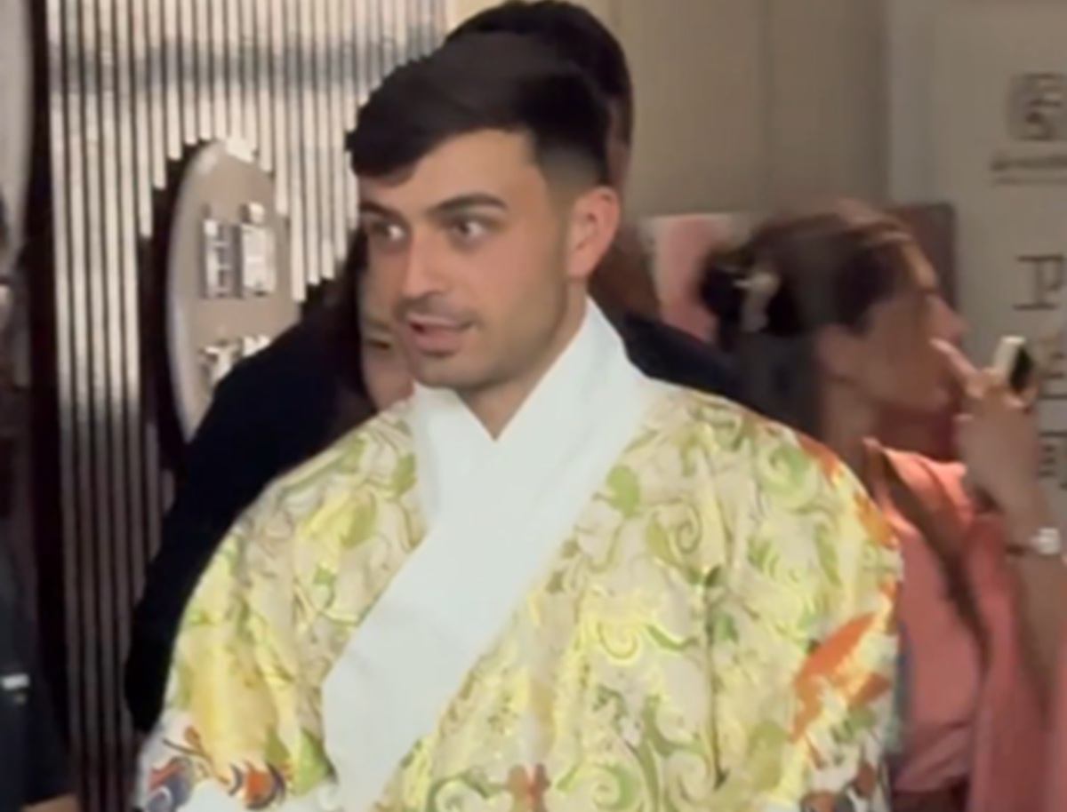 Poleciał na wakacje do Chin. Spójrz, w co ubrał się mistrz świata