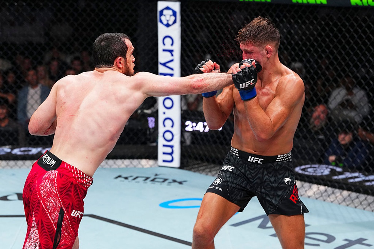 Krwawy debiut Polaka w UFC. Zwycięzcę wskazali sędziowie