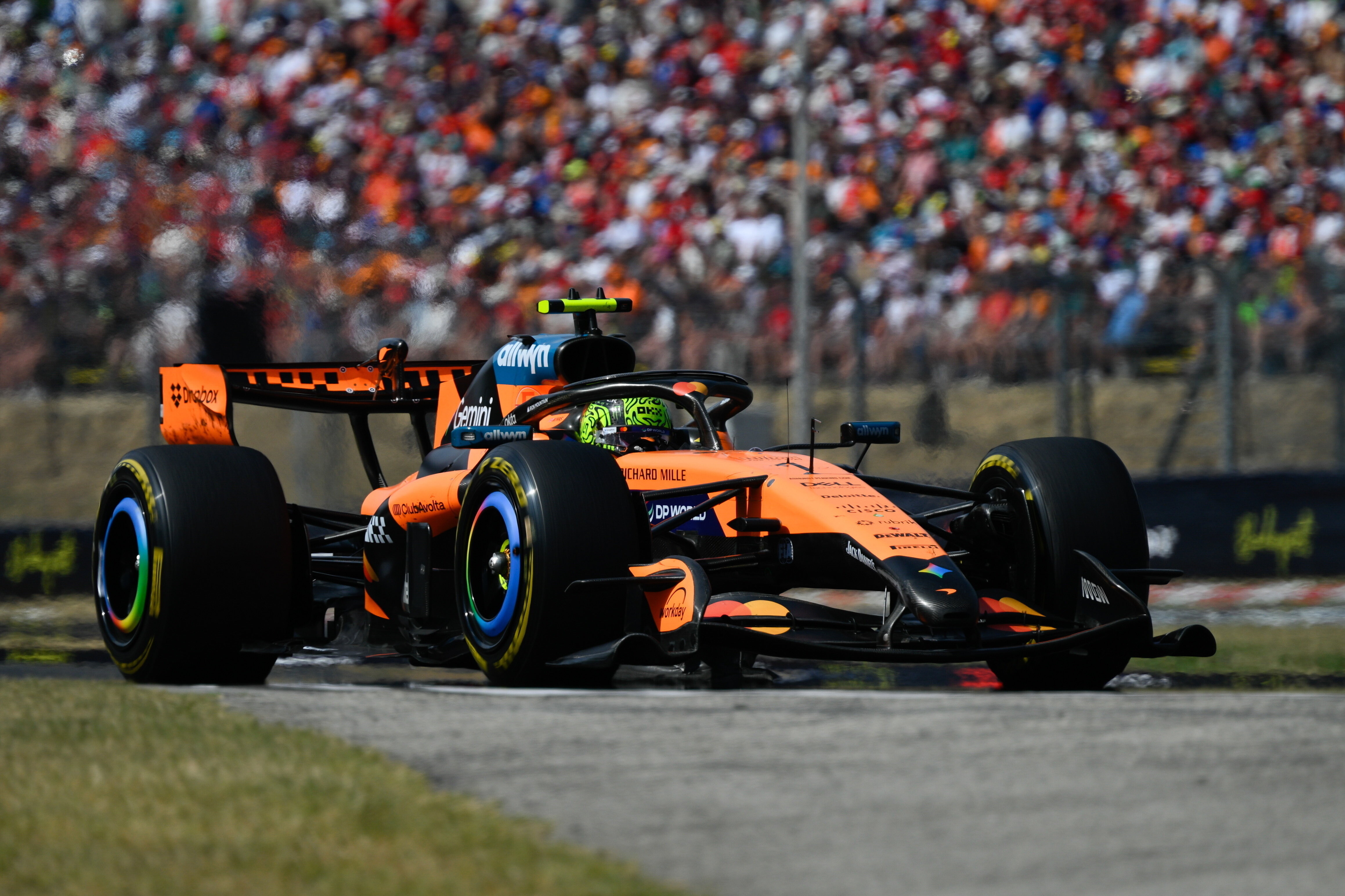 Mistrz świata powrócił do wygrywania w F1. Strategiczny koszmar Ferrari