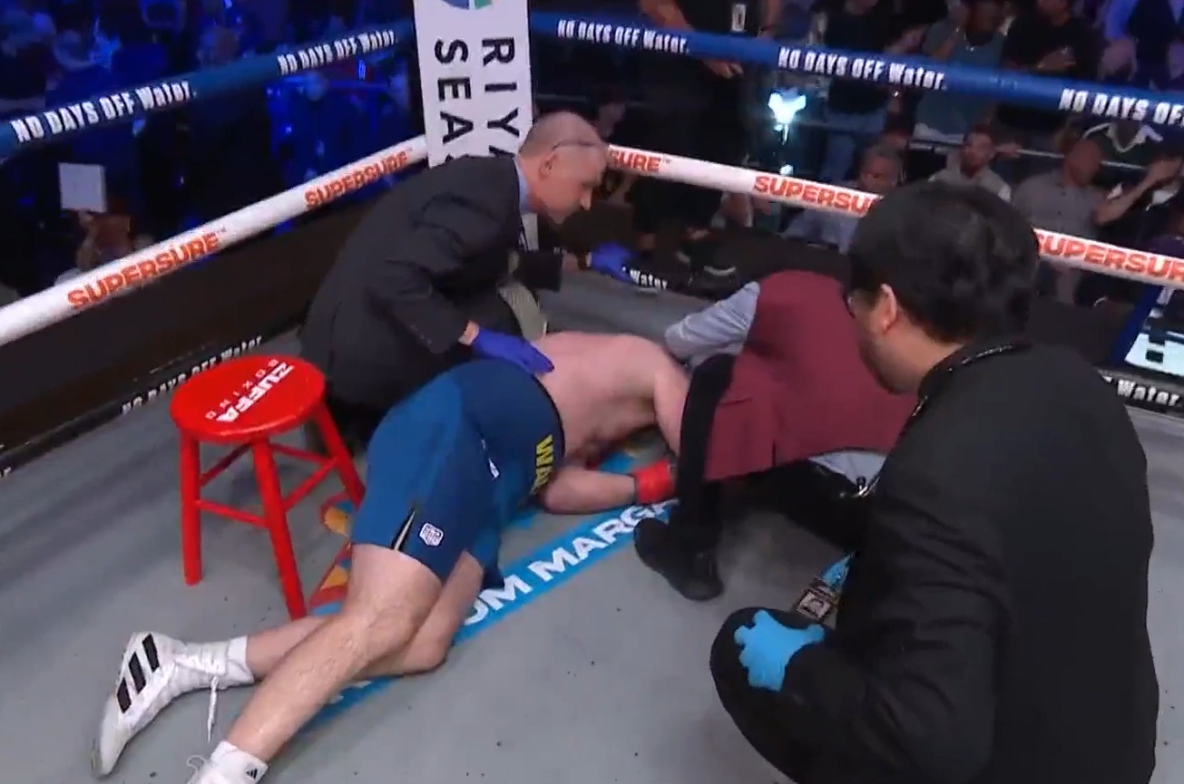 Leżał bez ruchu po brutalnym nokaucie. Zabrano go do szpitala