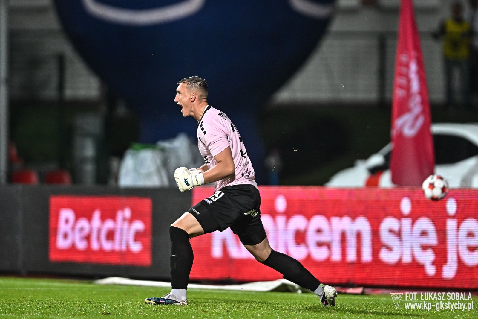 Bramkarz dał zwycięstwo GKS-owi. Obronił karnego w końcówce