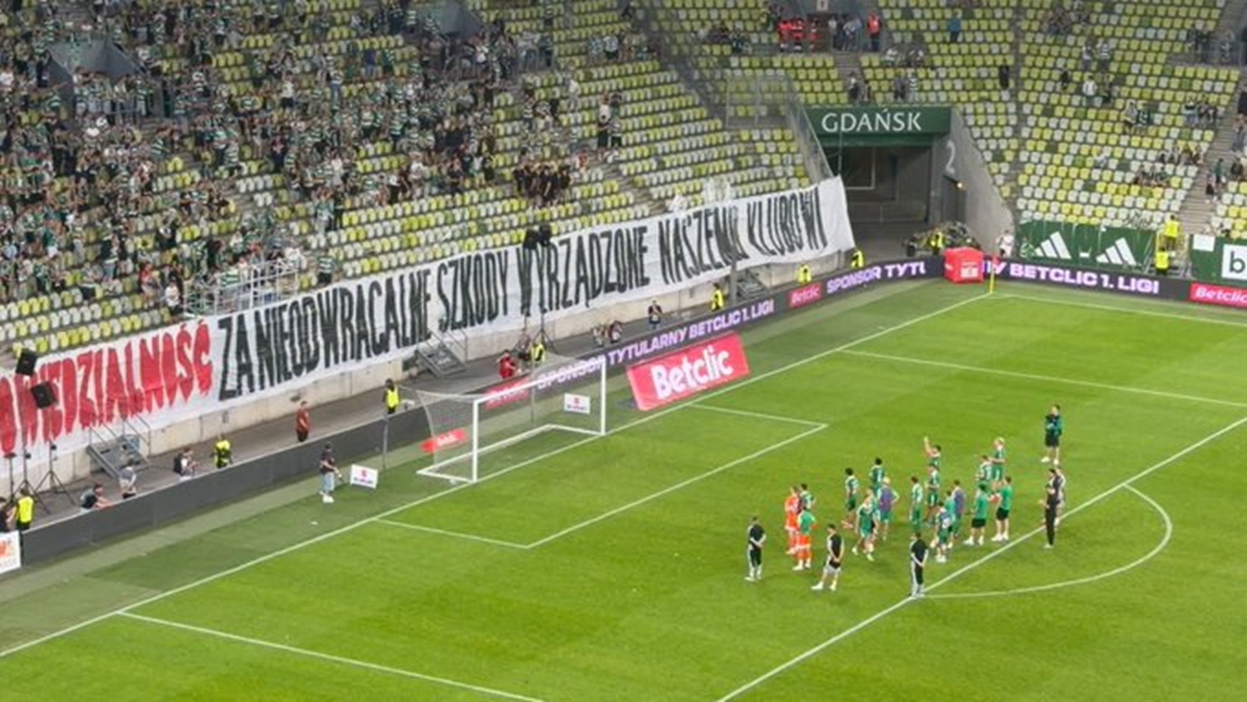 Były kapitan Lechii wygwizdany i zwyzywany. Oddał opaskę