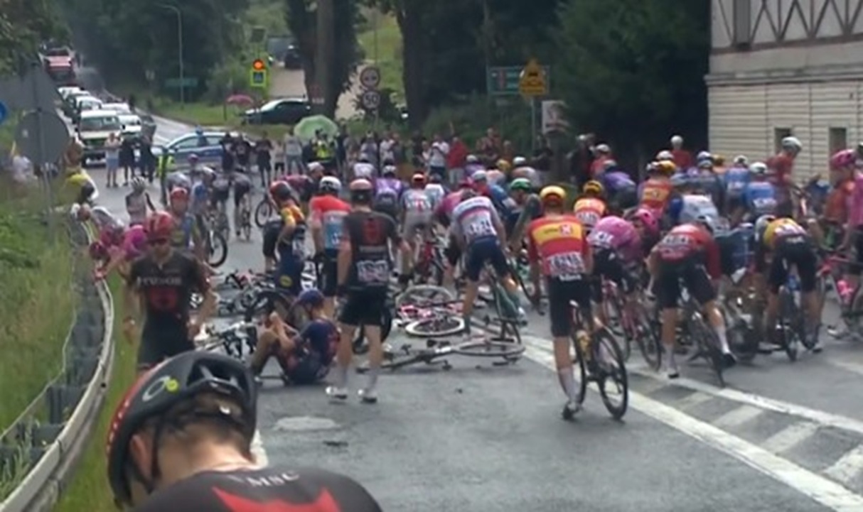 Fatalnie to wyglądało. Potężna kraksa na Tour de Pologne
