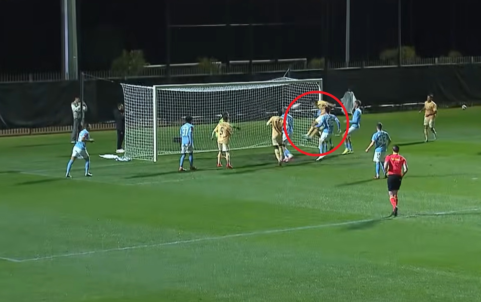 "Rozklepali" rywali... główkami. Niecodzienny gol Polaka [WIDEO]