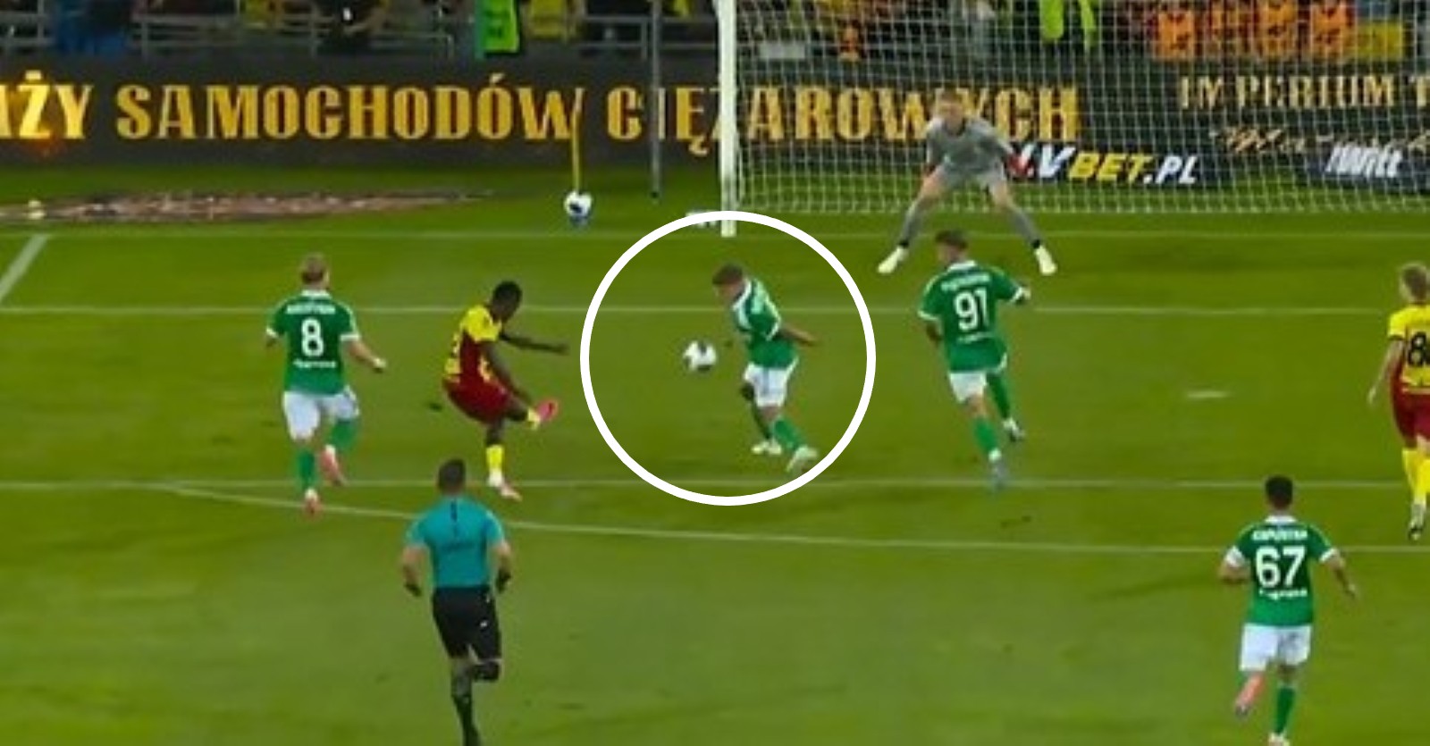 Kontrowersja w meczu Legii. Zagrał ręką, karnego nie było