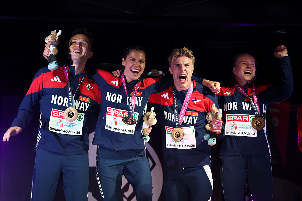 Kuriozum na podium. Po chwili zwrócili medale