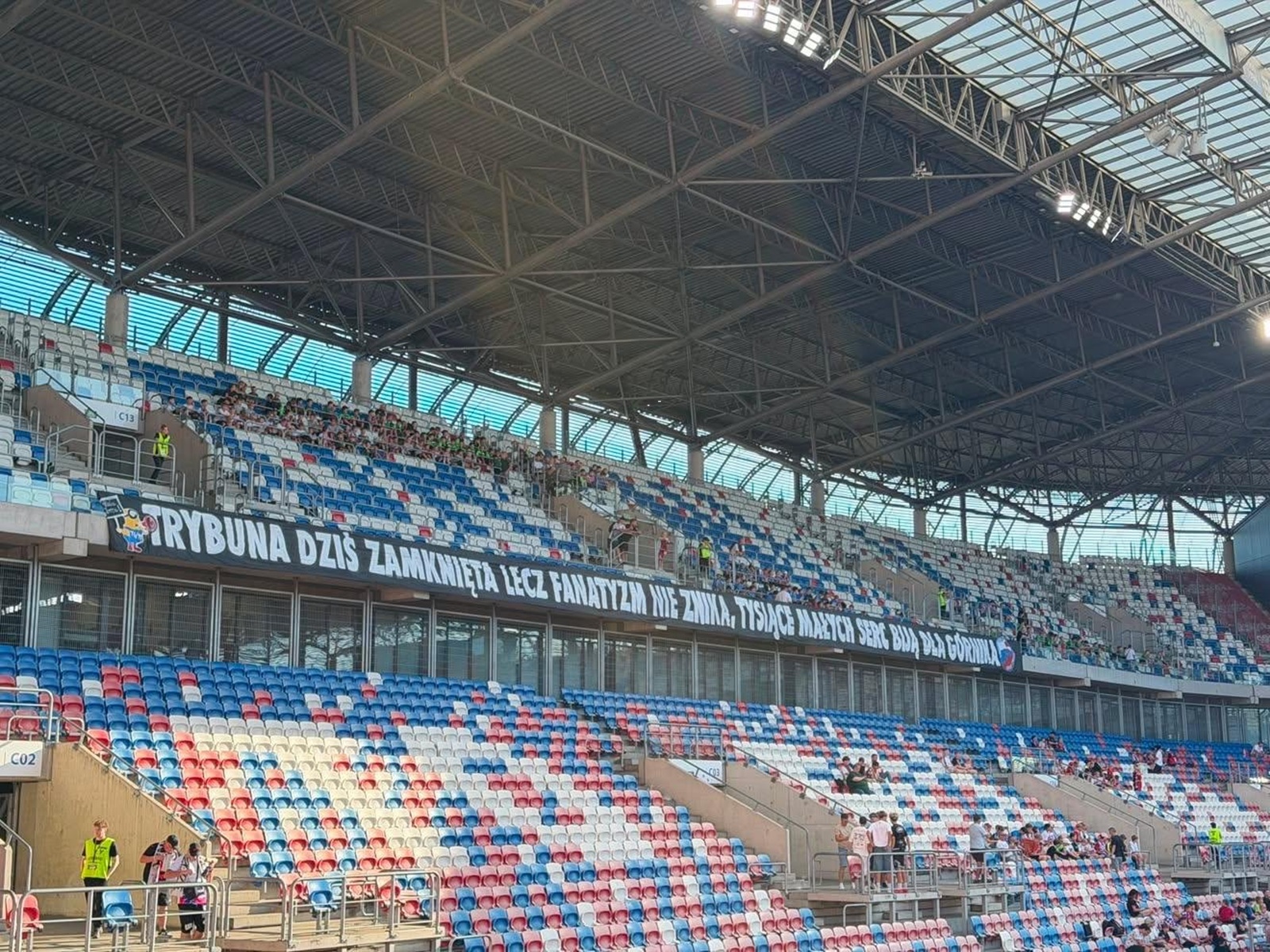 Górnik dostał karę od UEFA. Taki transparent pojawił się na trybunie