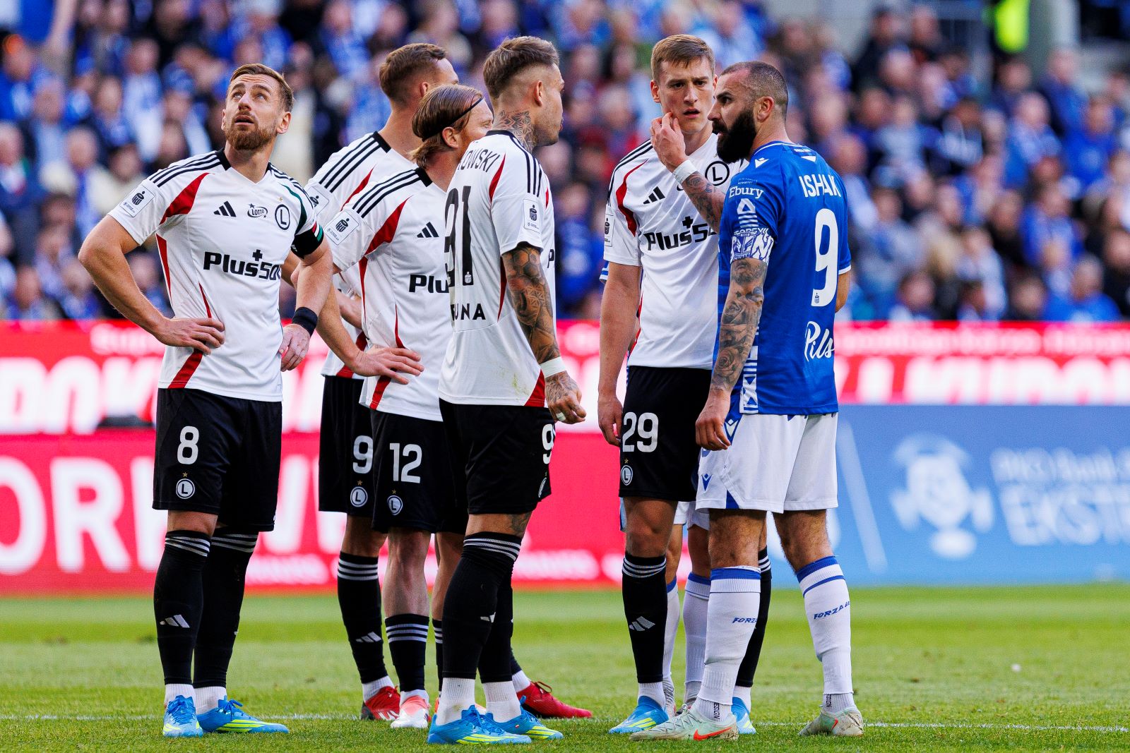 Legia chciała zakpić z Lecha. Kibice nie mają dla niej litości