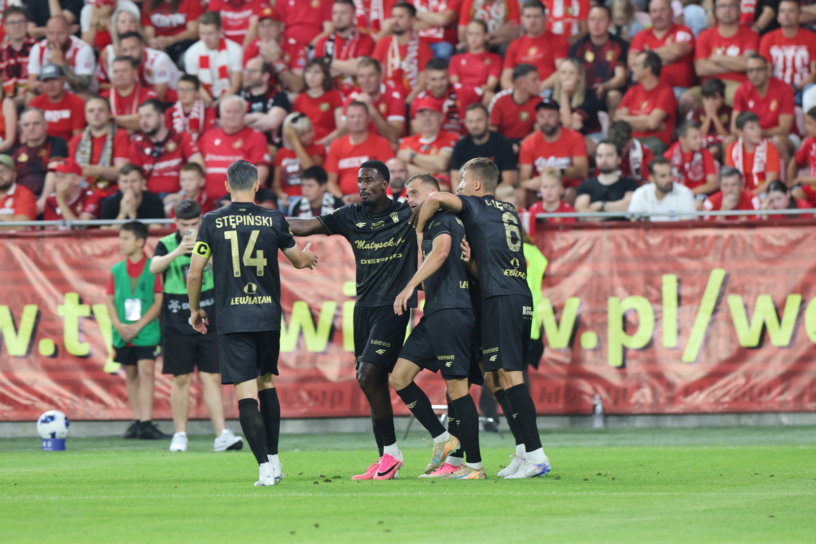 Mecz stałych fragmentów w Łodzi. Gwizdy żegnały piłkarzy Widzewa