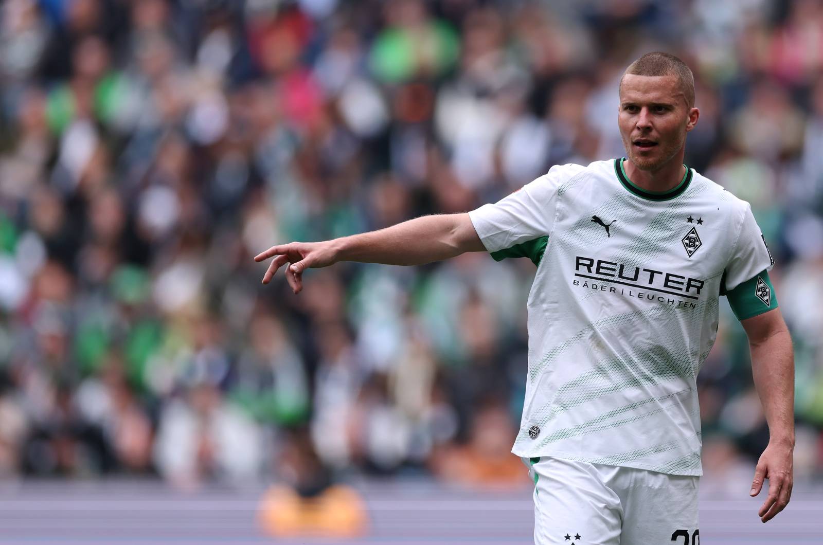 Polak robi furorę i zaraz straci konkurenta. Transfer do Premier League