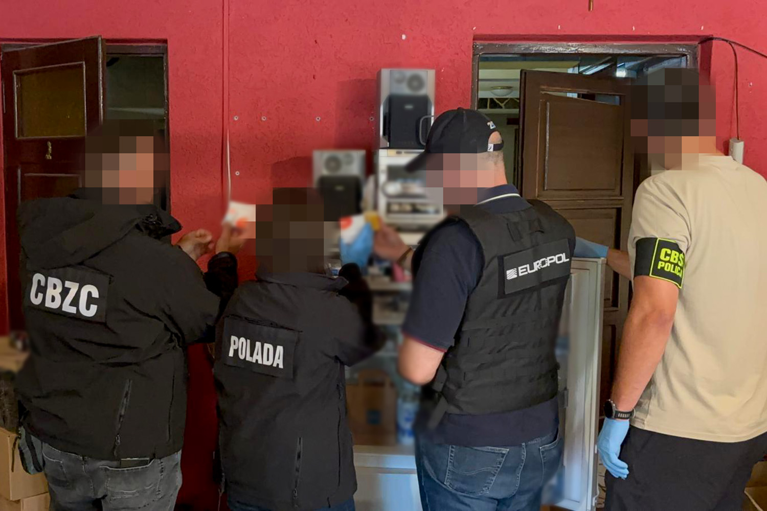 Osiem osób zatrzymanych. Zabezpieczono produkty o wartości ponad 3 mln
