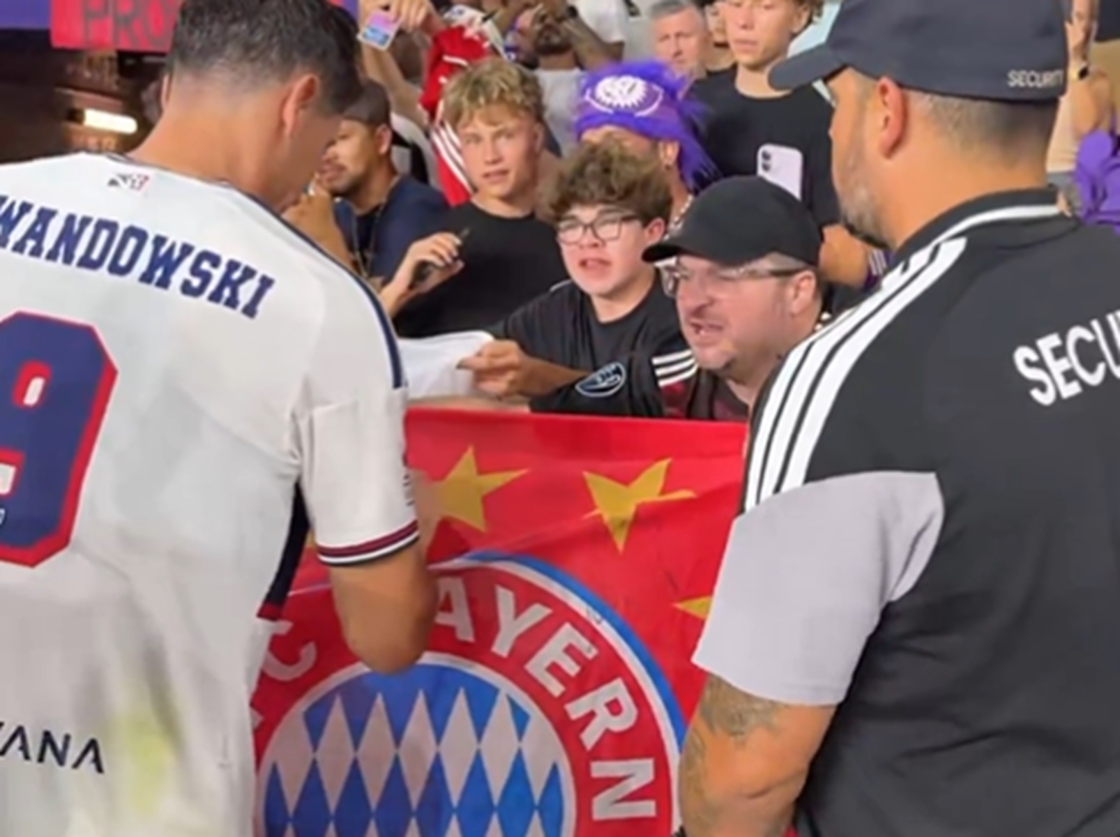 Lewandowski po meczu ruszył do kibiców. Jedno rzuciło się w oczy