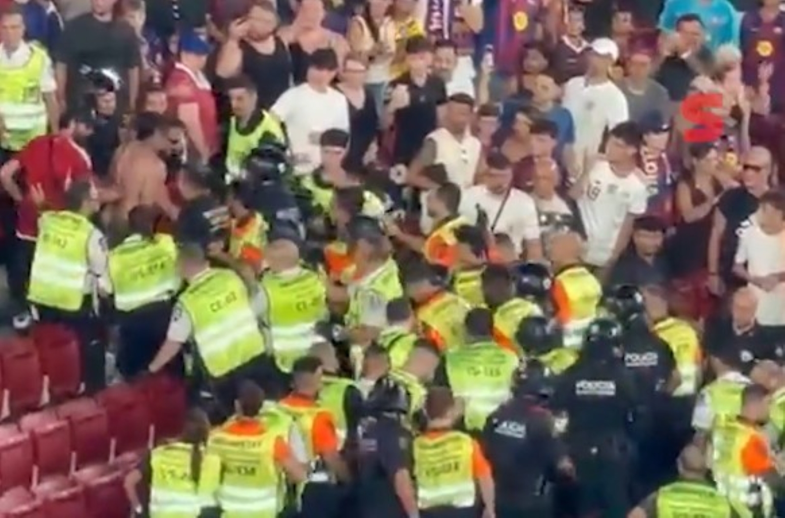 Bijatyka na Camp Nou. Interweniowała policja