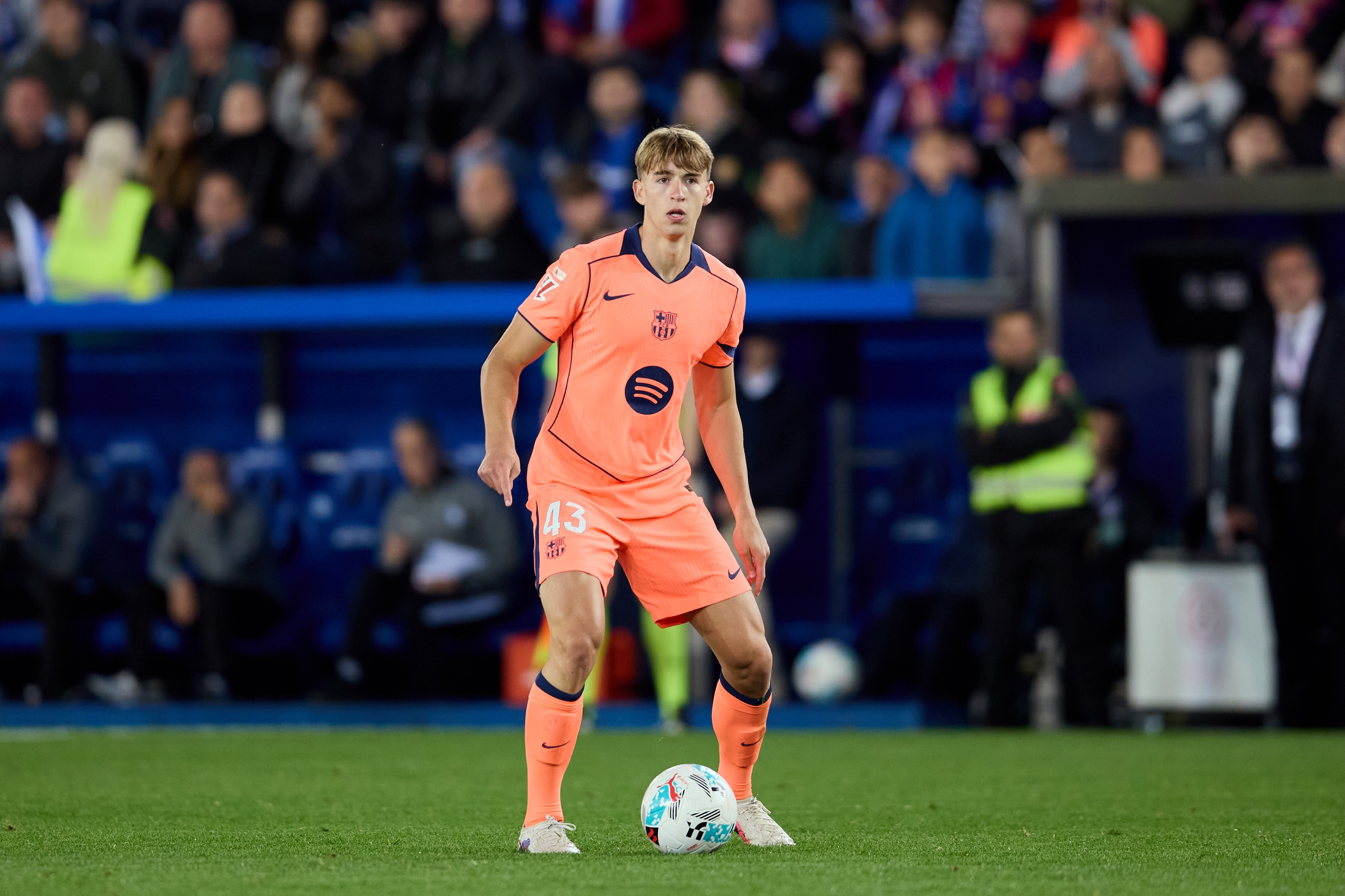 Barca chce zarabiać na wychowankach. Młody talent o krok od transferu