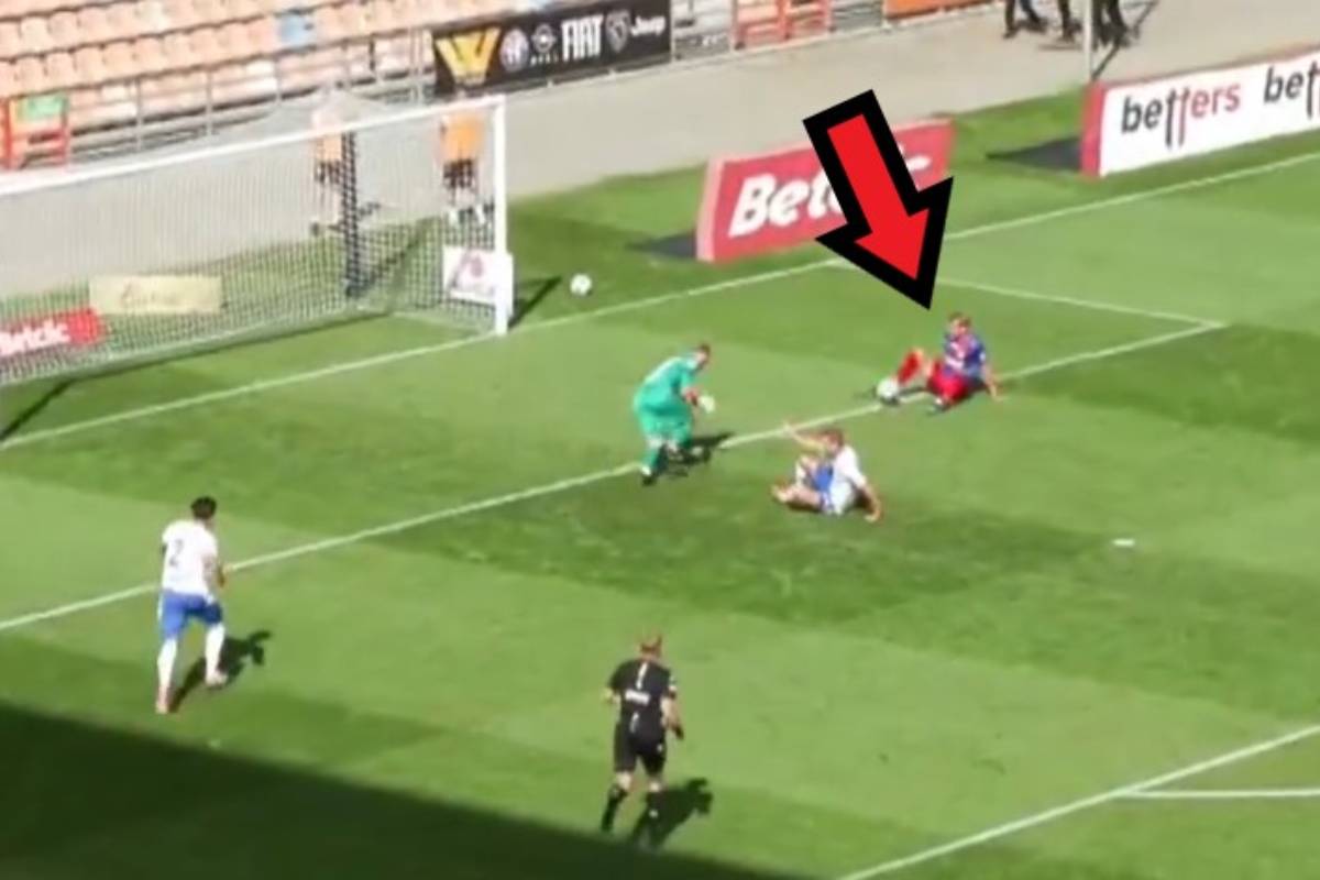 Nietypowy gol. Strzelił go... siedząc [WIDEO]
