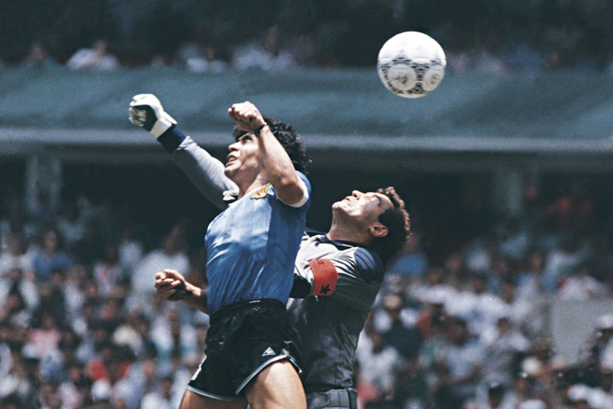 Maradona posłał ją do siatki ręką. Piłka z hitu MŚ sprzedana za miliony!