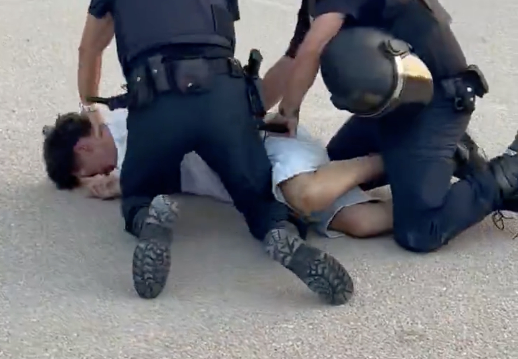 1,5 mln wyświetleń. Brutalna akcja policji wobec kibica Barcelony