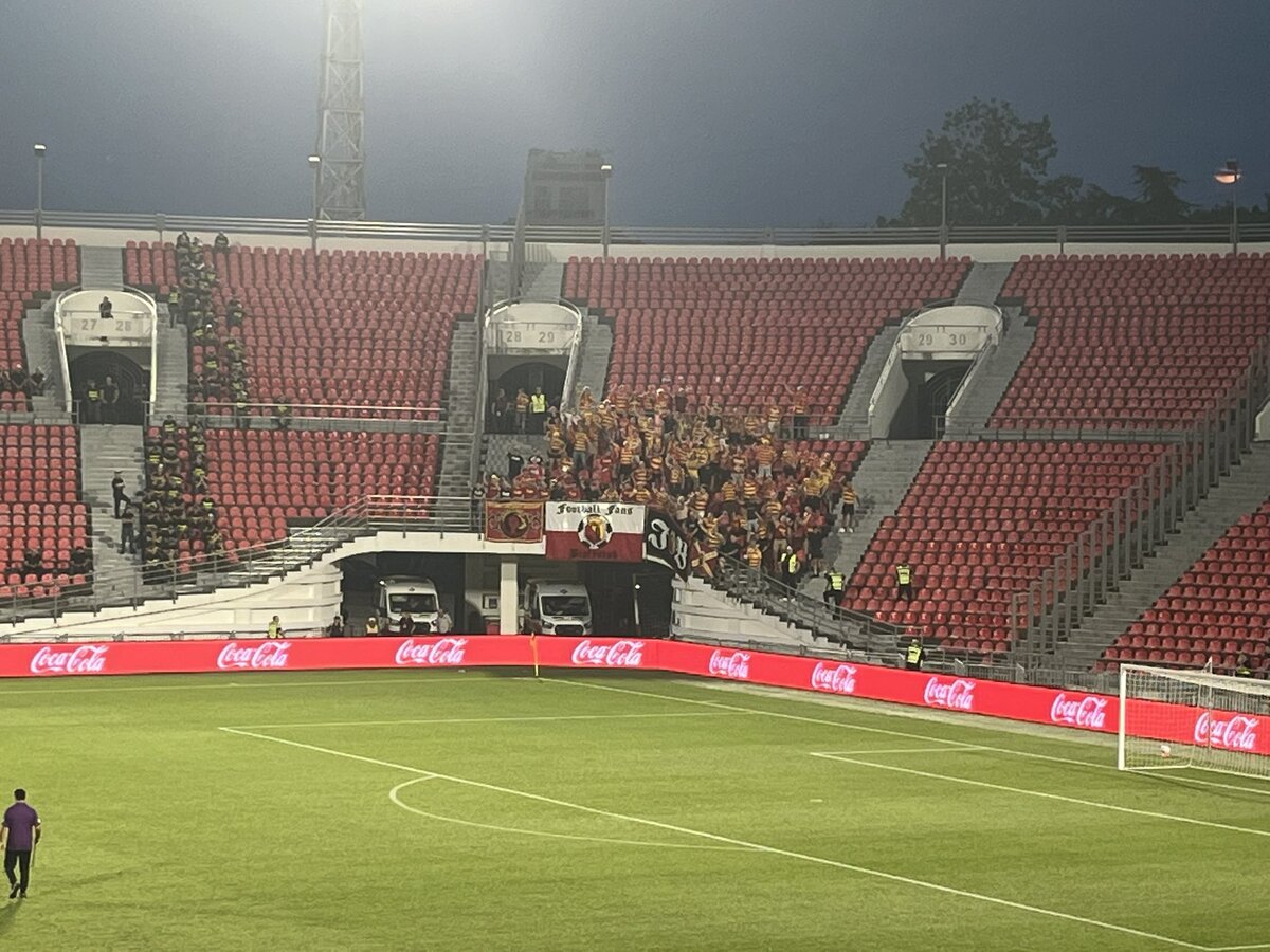 Dramatyczne obrazki po meczu Jagiellonii. Kibic wypadł z trybuny