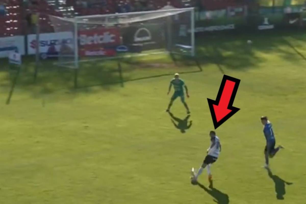 Bramkarz pożałował tego wyjścia. Efektowny lob [WIDEO]