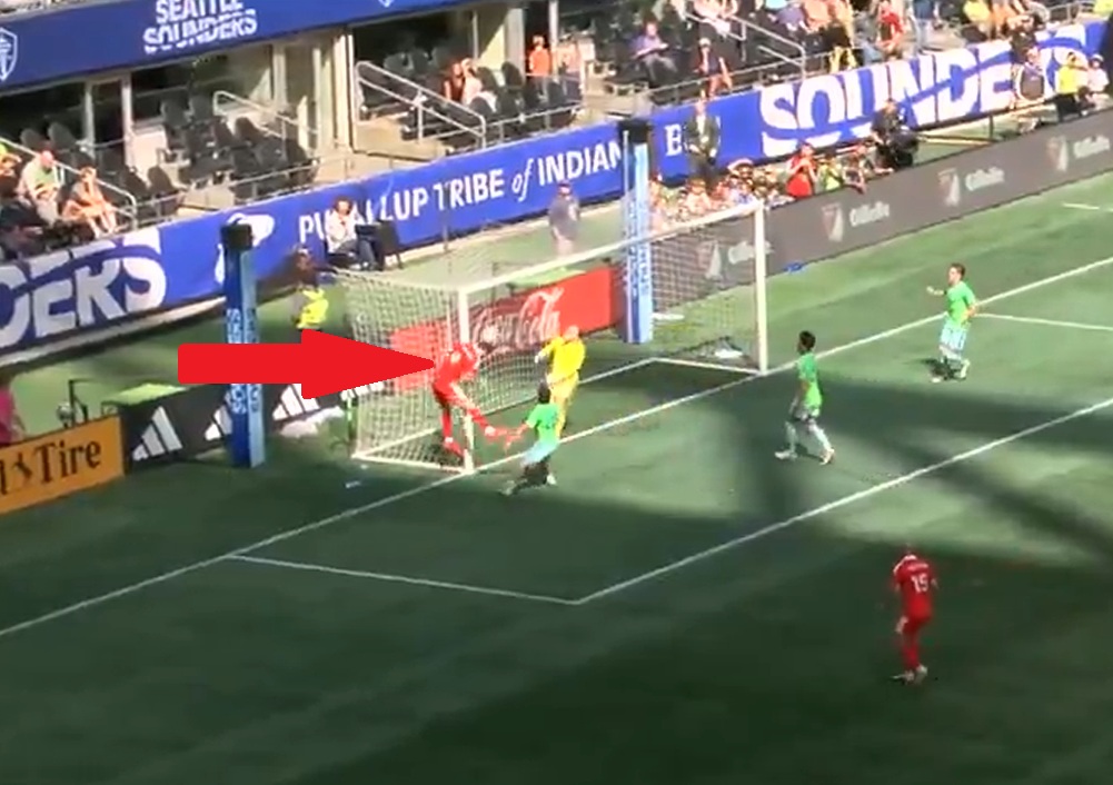 Ależ to zmieścił. Zobacz gola Lewandowskiego