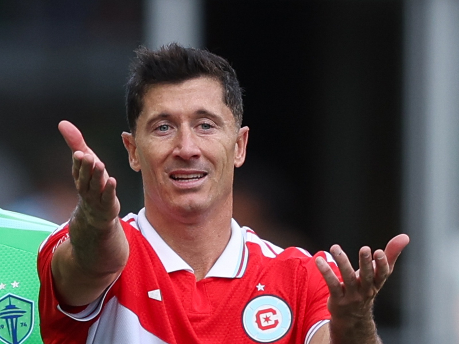 Gol i asysta nie wystarczyły. Lewandowski za Messim i Griezmannem