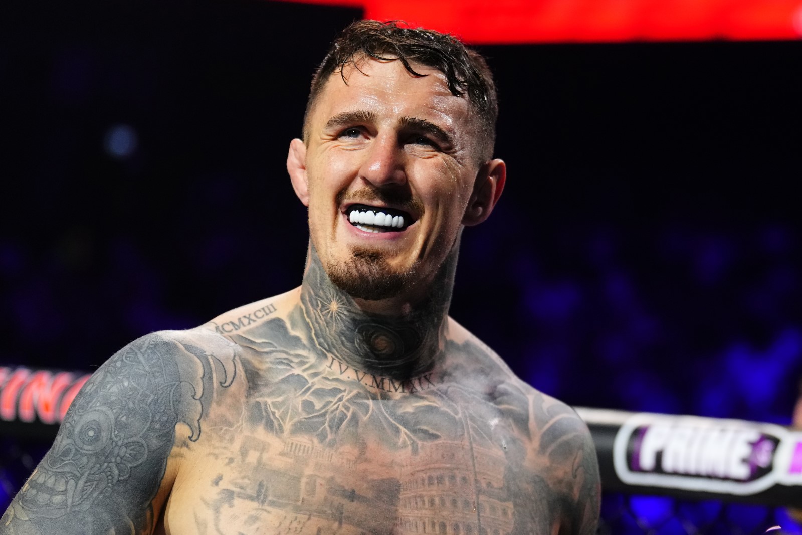 Mistrz UFC nie walczy, a zarabia dużo. Aspinall radzi sobie świetnie poza klatką