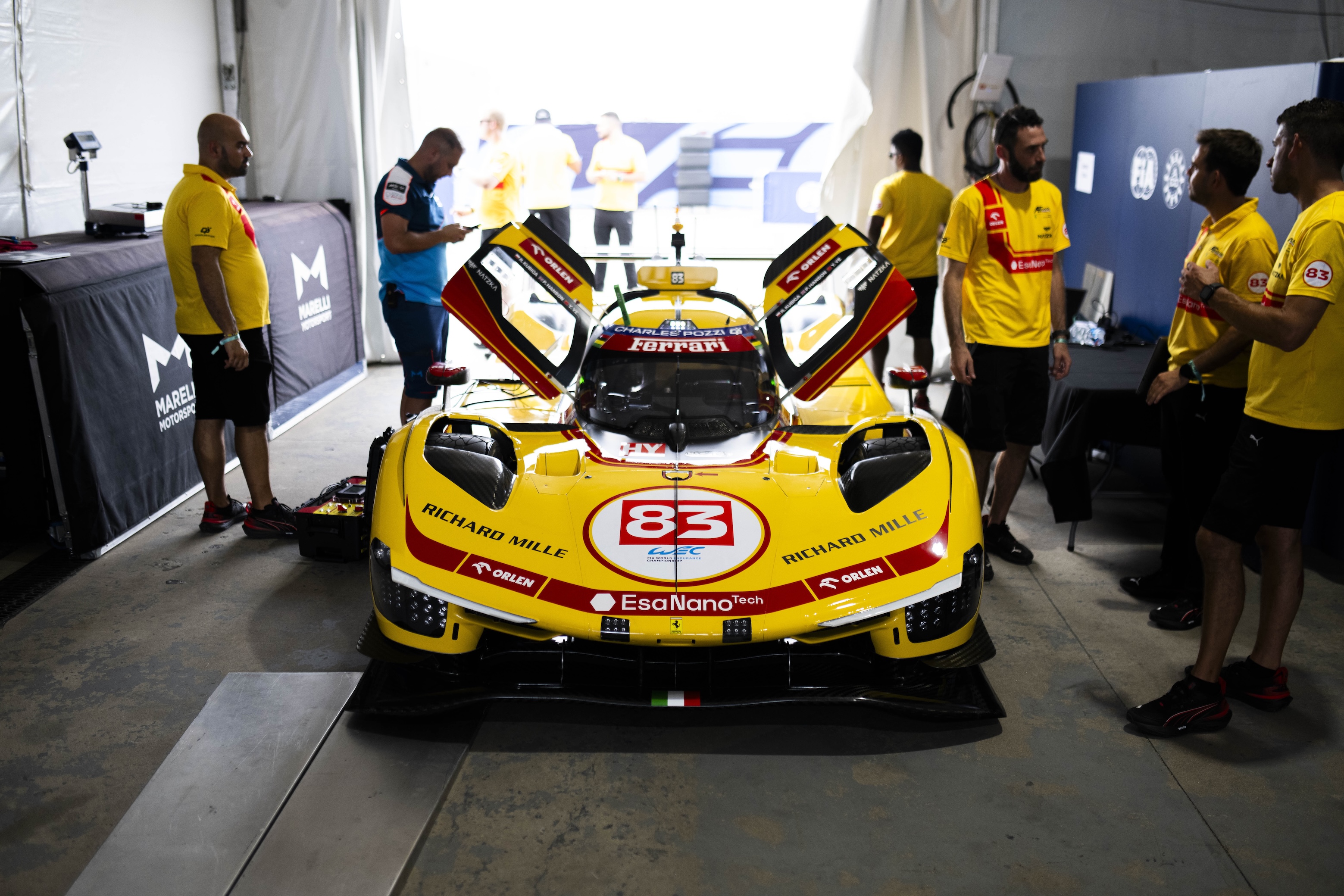 Dwa Ferrari na czele. Kubica został z tyłu