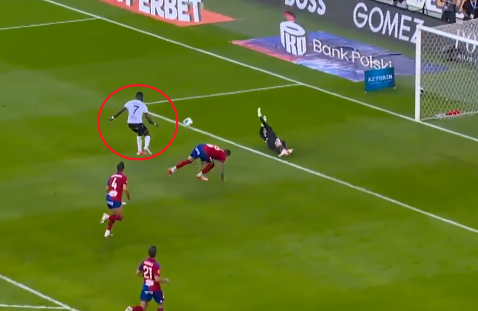 To musi być gol! Ależ pudło gracza Lecha [WIDEO]
