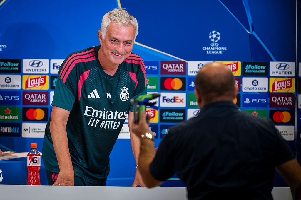 Kuriozalny moment na konferencji. Tylko spójrz, co podarował Mourinho