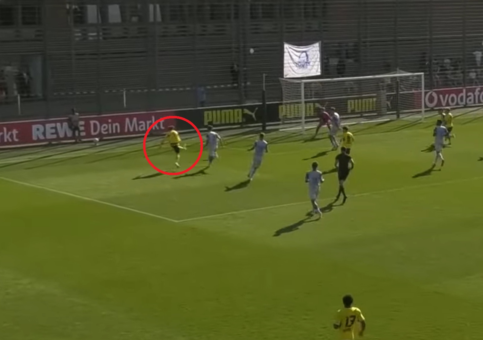Polski piłkarz poczarował w barwach Borussii. Ależ gol w Lidze Młodzieżowej [WIDEO]