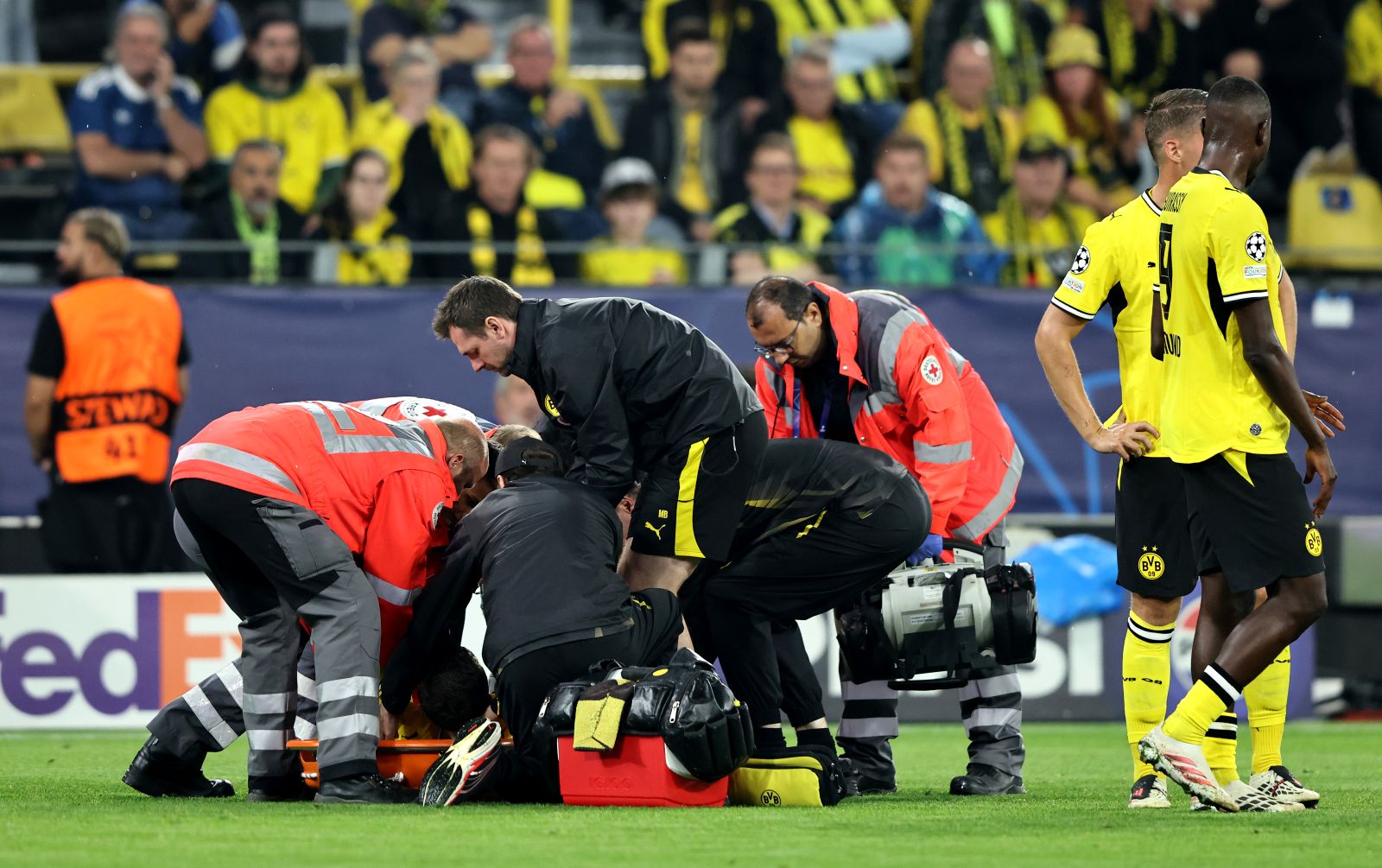 Chwila grozy w Lidze Mistrzów. Gracz BVB osunął się na murawę
