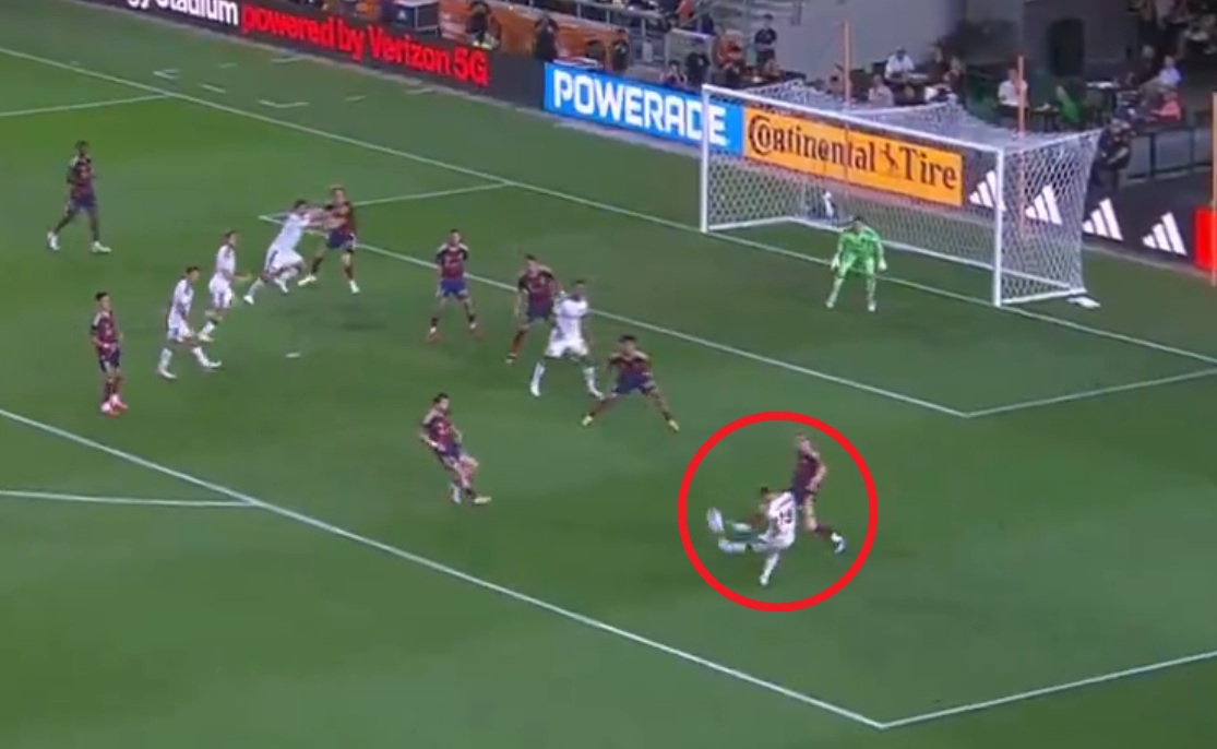 Polak bohaterem. Fenomenalny gol na wagę wygranej [WIDEO]