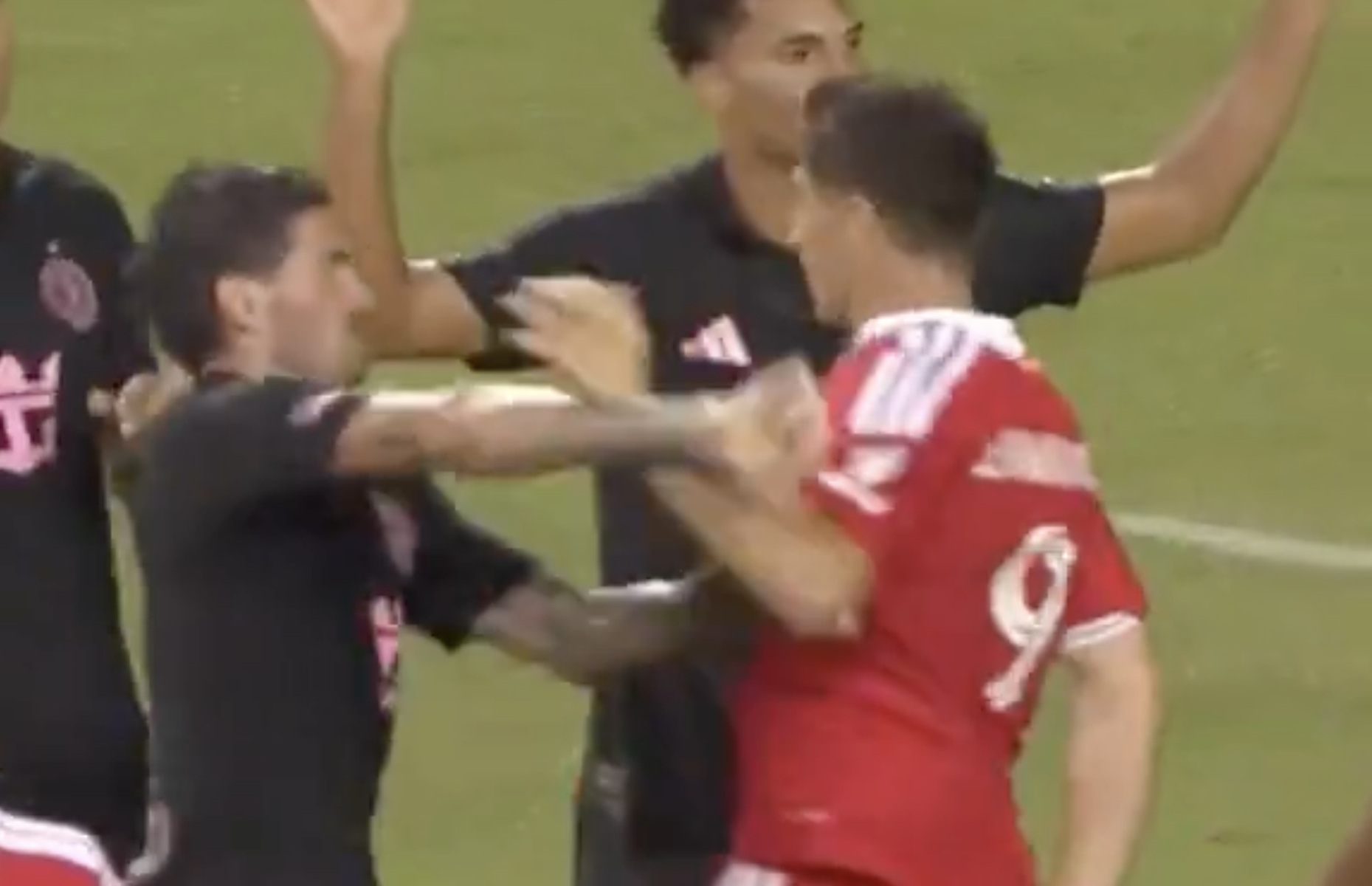 Zaatakował Lewandowskiego. Gorące spięcie w meczu MLS