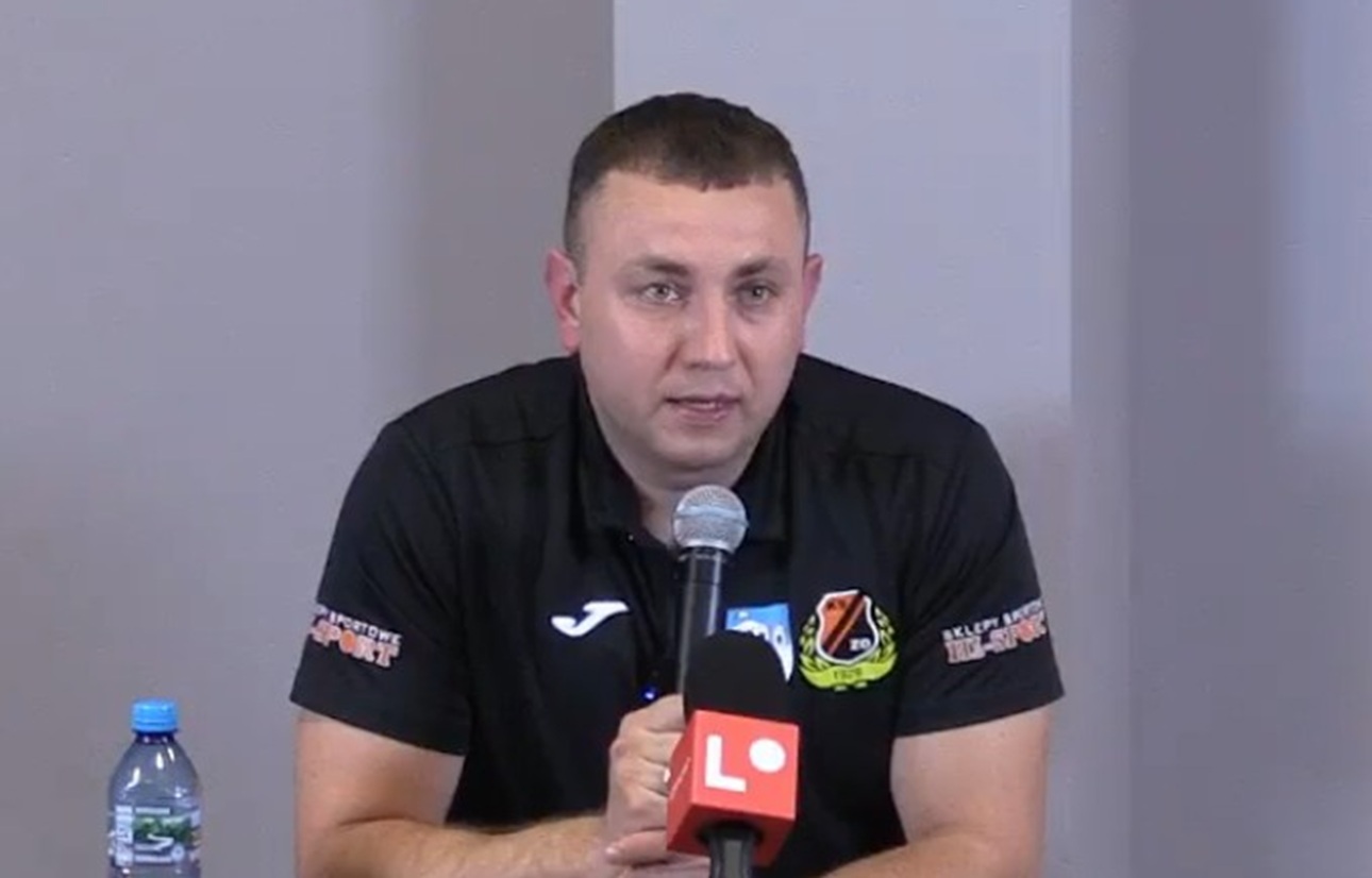 "Nie uśmiechaj się głupio". Ostre starcie prezesa z kibicami. Padły wulgaryzmy