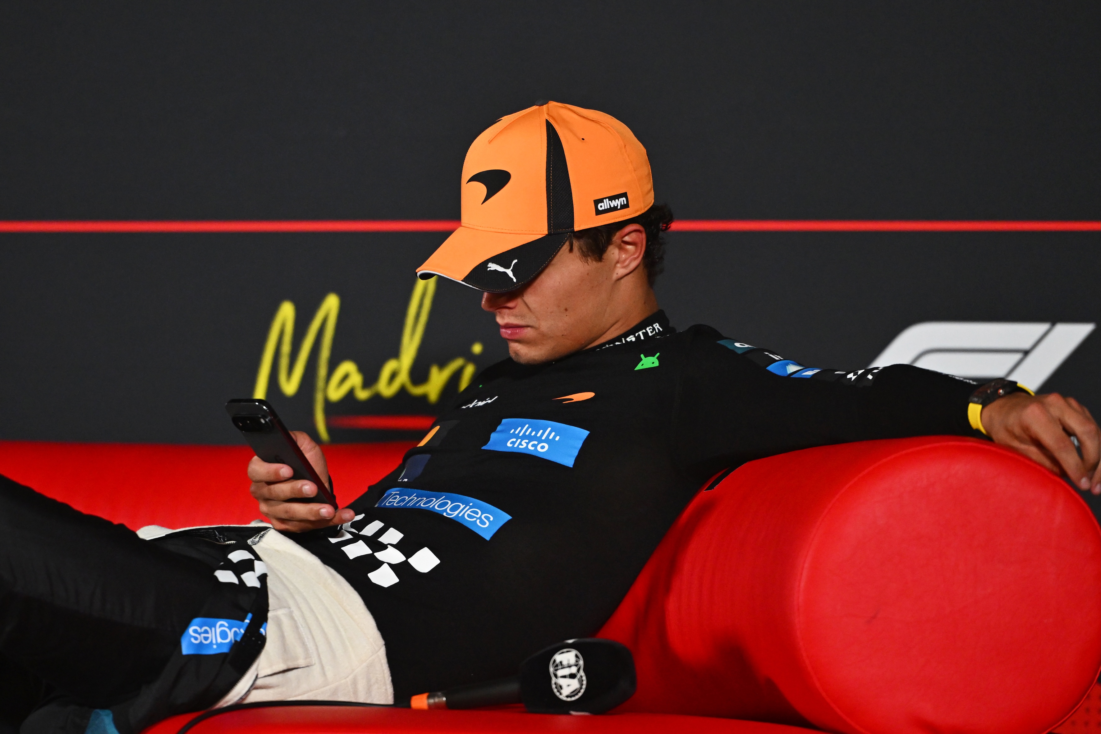 Kuriozalne sceny po wyścigu F1. Nie chcieli, aby mistrz świata pił colę