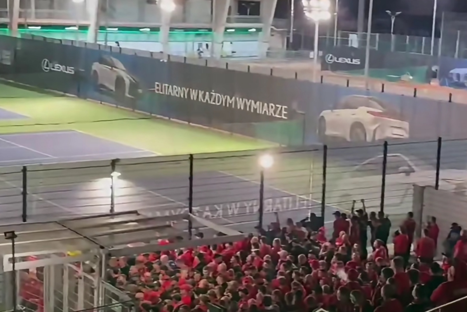 Grały w Warszawie w tenisa. Nagle przyszli kibice Widzewa. Wideo niesie się po sieci