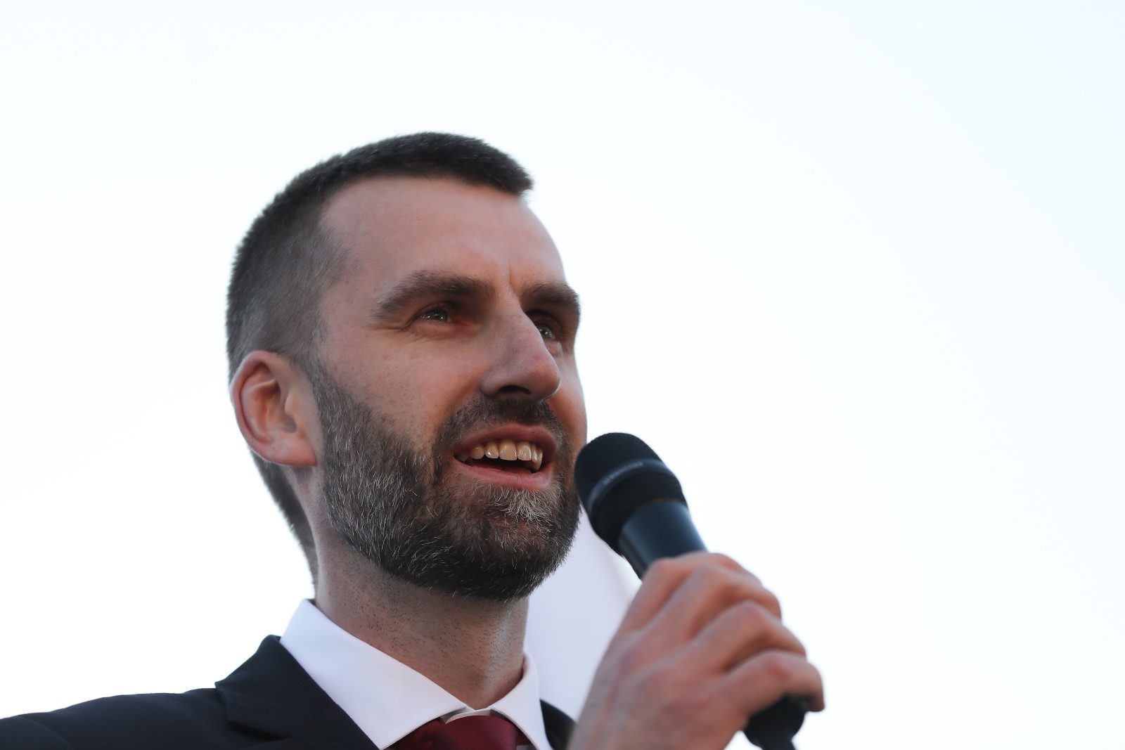 Ma dom o powierzchni 198 m2, mieszkanie i 20 ha ziemi. Oto majątek polskiej legendy