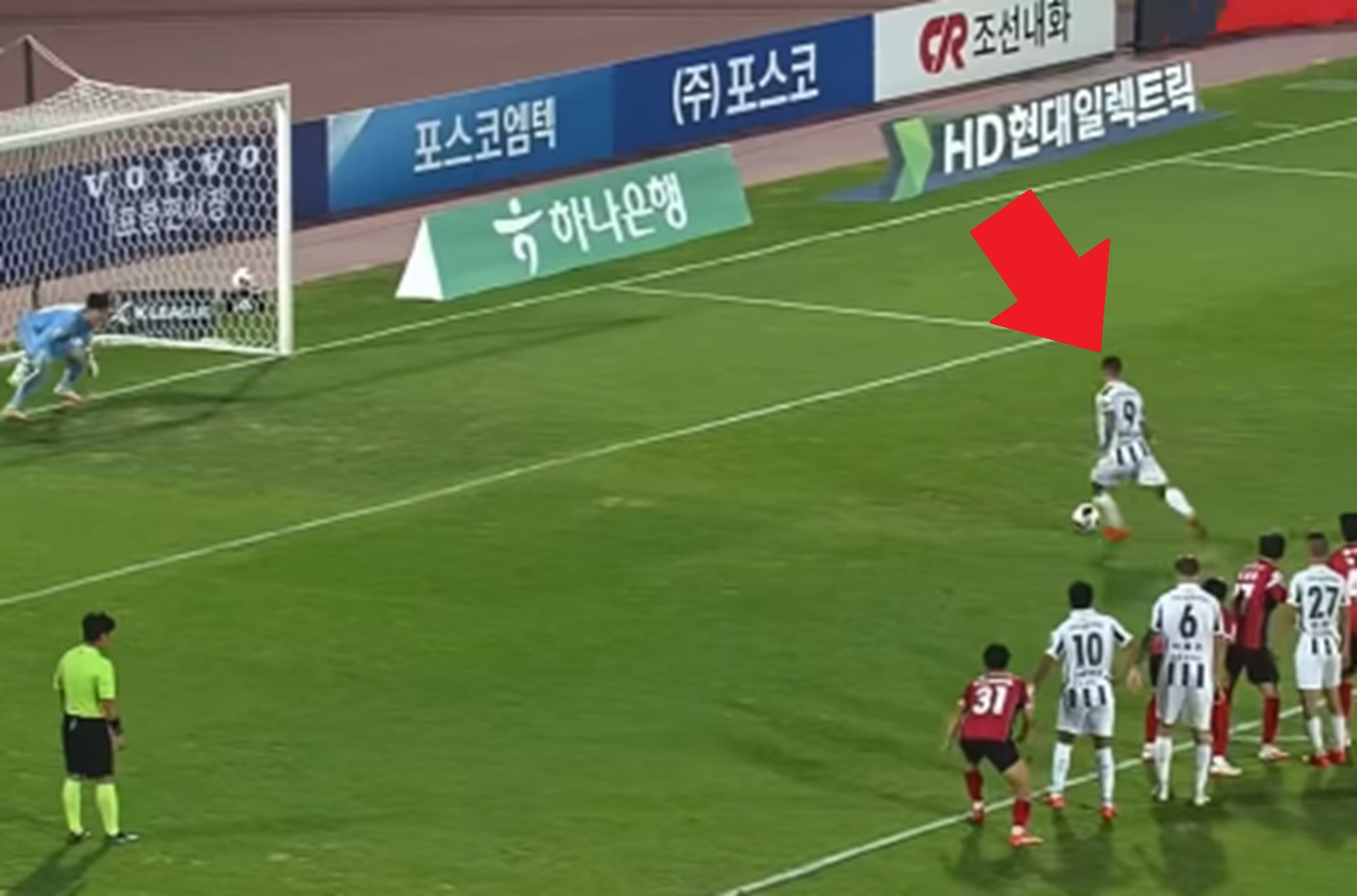 13. gol w sezonie. Polak liderem klasyfikacji strzelców