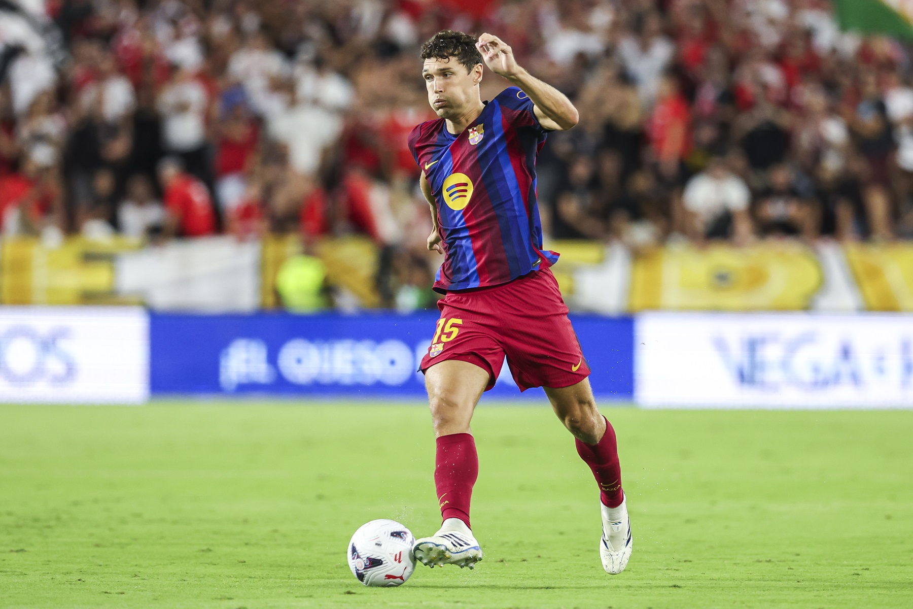 Barcelona ma spory problem w defensywie. Jednego z piłkarzy czeka długa pauza