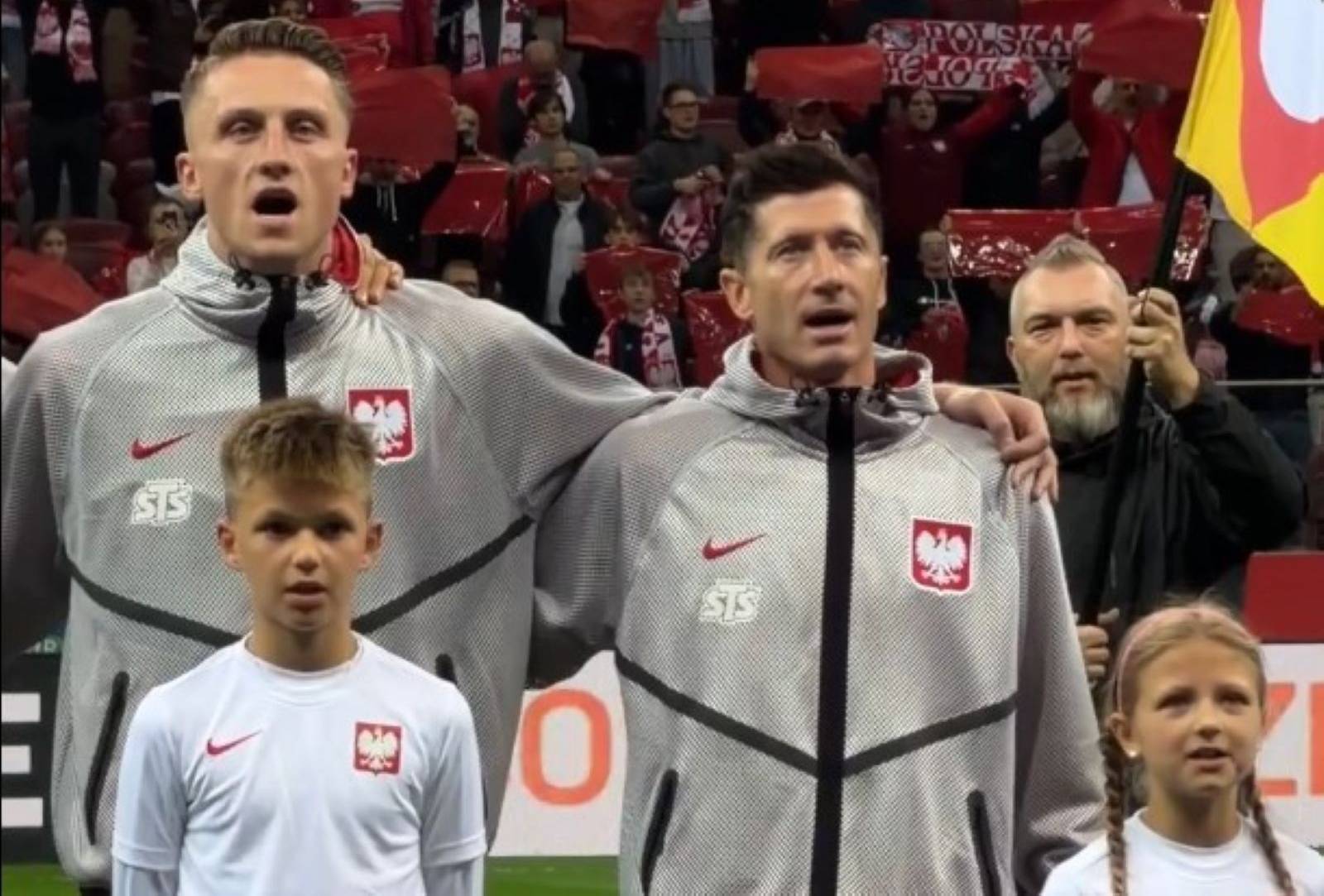 Ten film wywoła u ciebie ciarki. Tak Polacy odśpiewali hymn