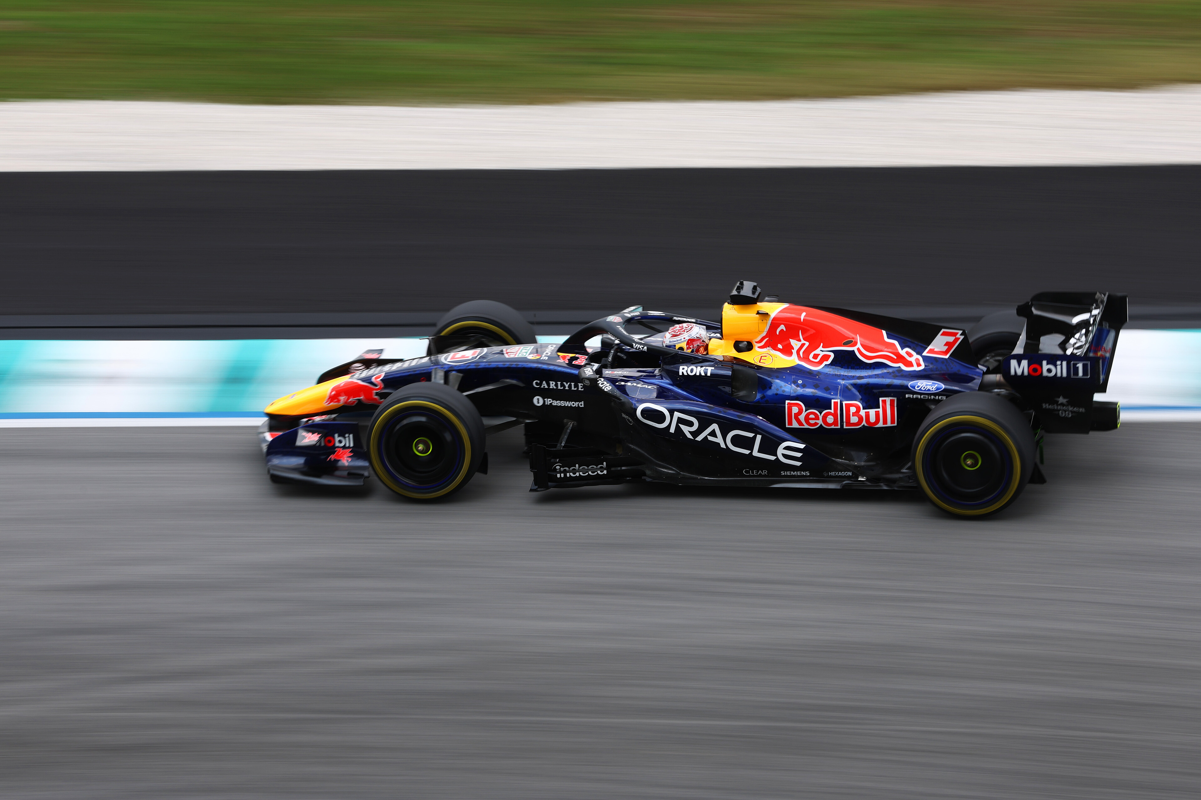 Verstappen zaskoczył rywali w F1. Dotkliwa porażka Mercedesa w kwalifikacjach