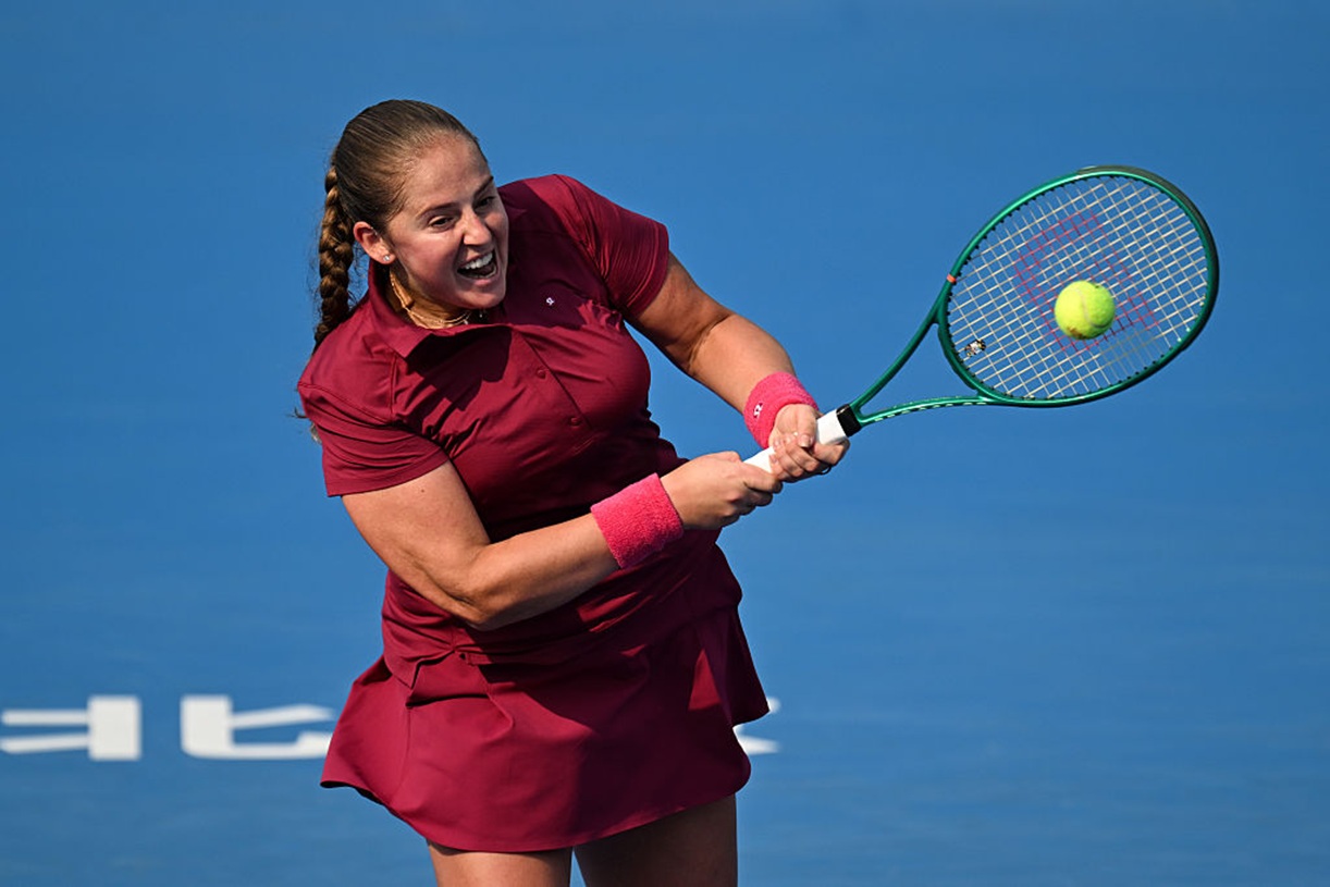 Ostapenko odprawiła przyjaciółkę Sabalenki. Skuteczna pogoń Switoliny