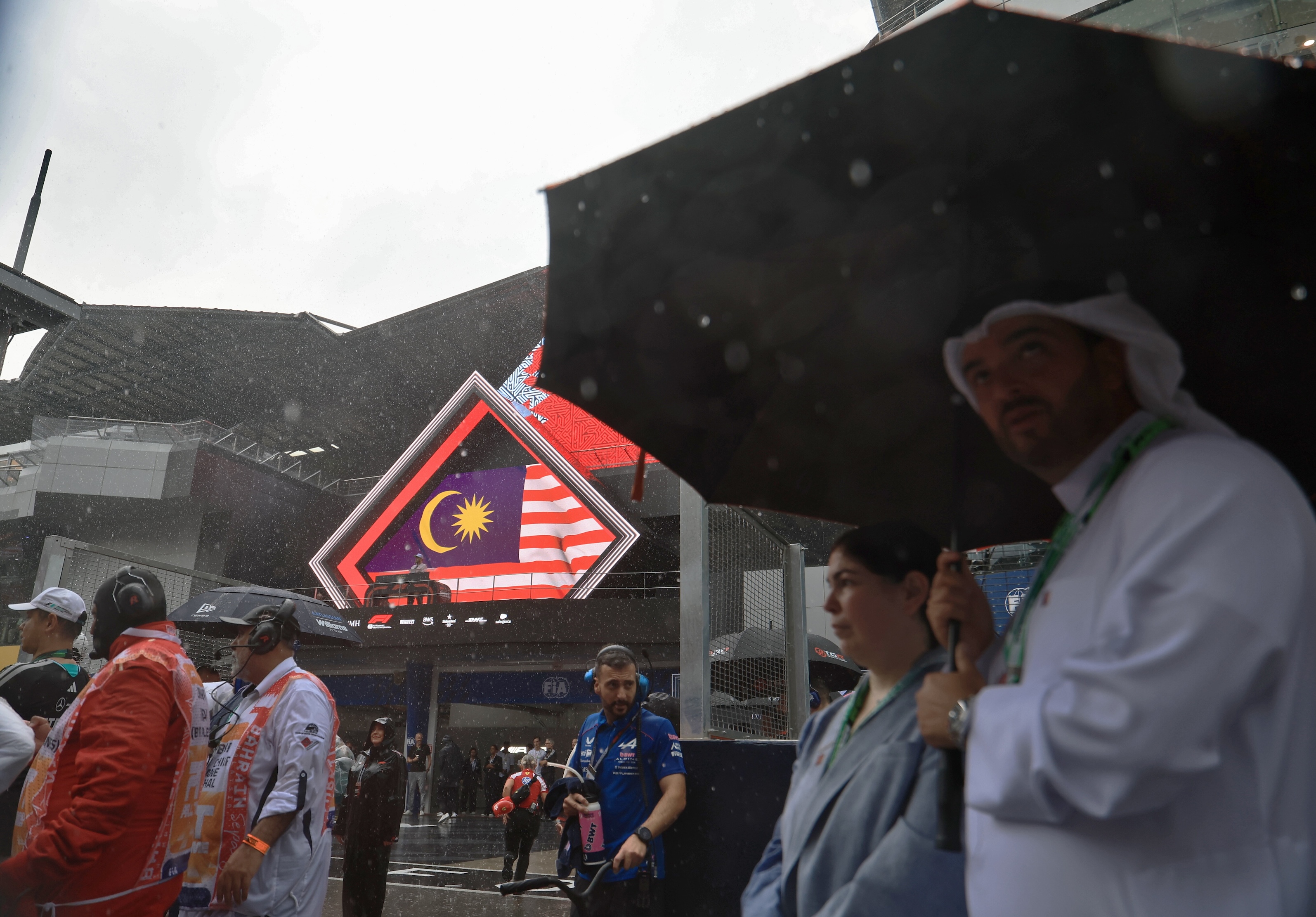 Bolidy zatrzymały się w deszczu. Oto, co doprowadziło do kompromitacji F1