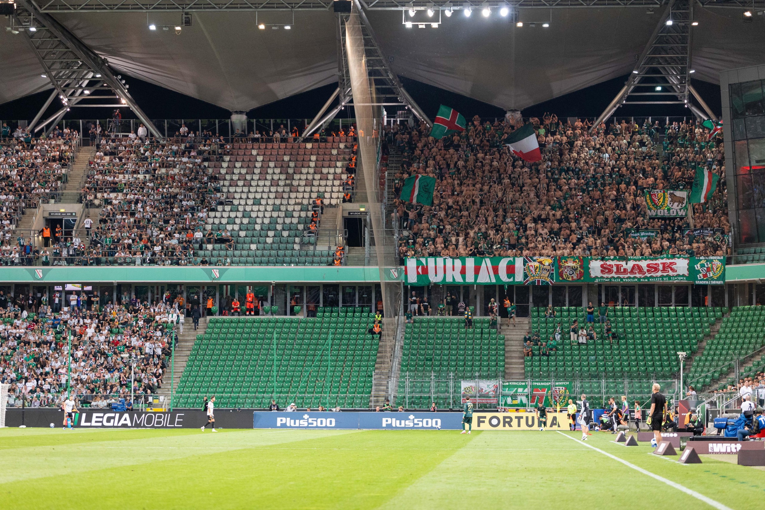 Legia zrzuca winę na służby. Policja: nie żądaliśmy zamknięcia sektora gości
