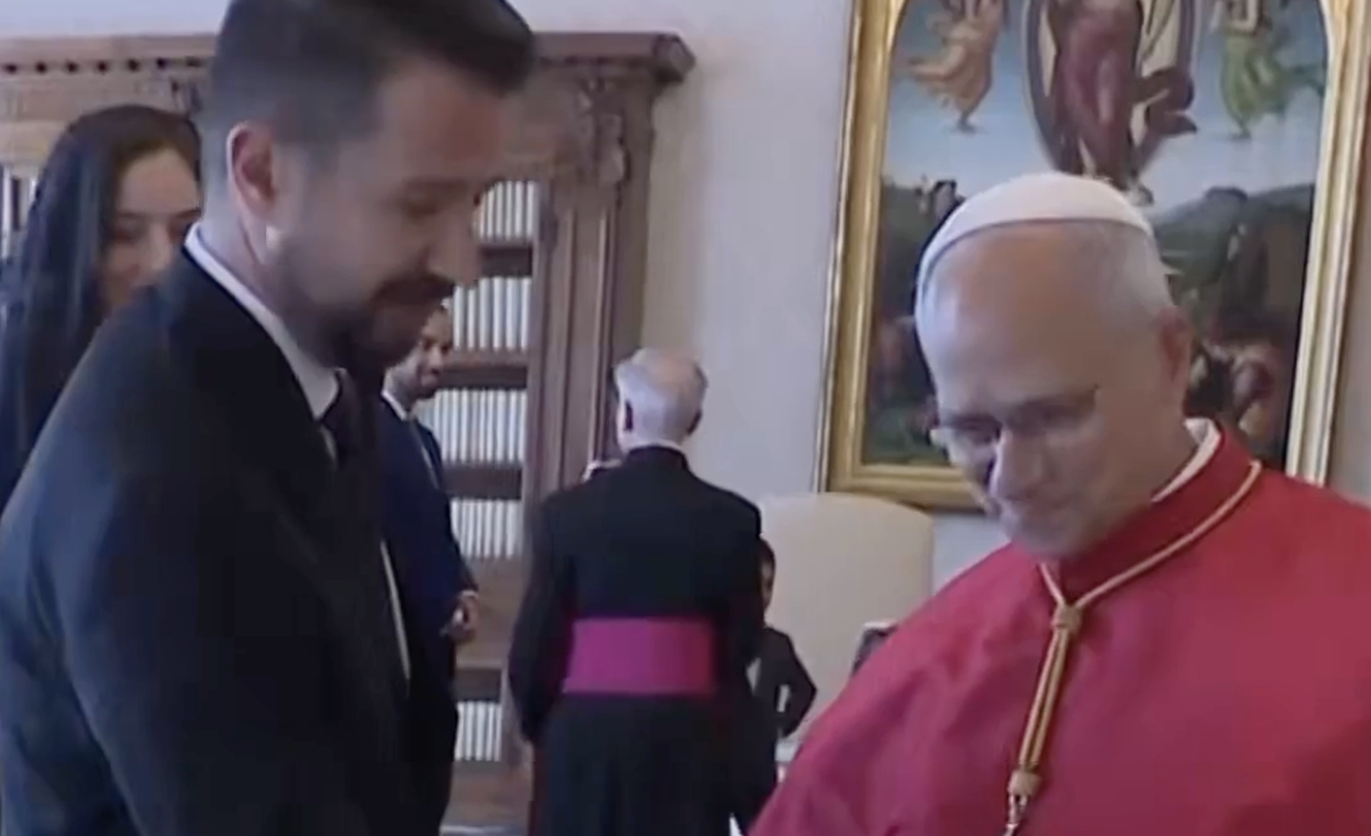 Wręczył papieżowi prezent. Nagle zrobiło się niezręcznie